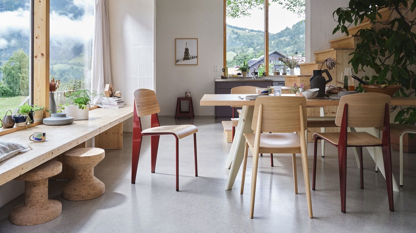Wohnraum mit Vitra Stühlen und zwei Cork Family Hocker Modell B aus Kork.