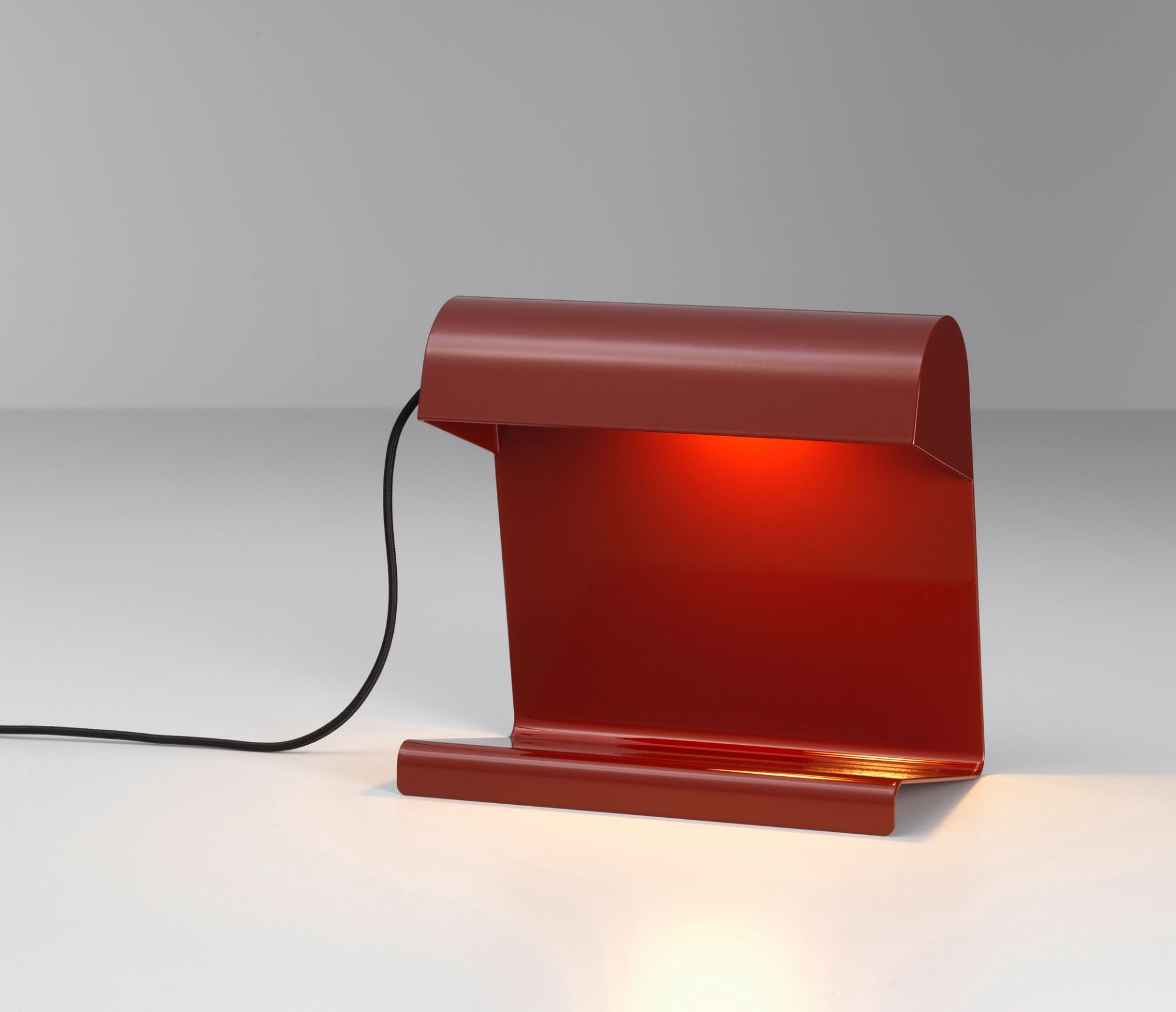 Nahaufnahme der Vitra Lampe de Bureau Tischleuchte in Japanese Red, modernes Design.