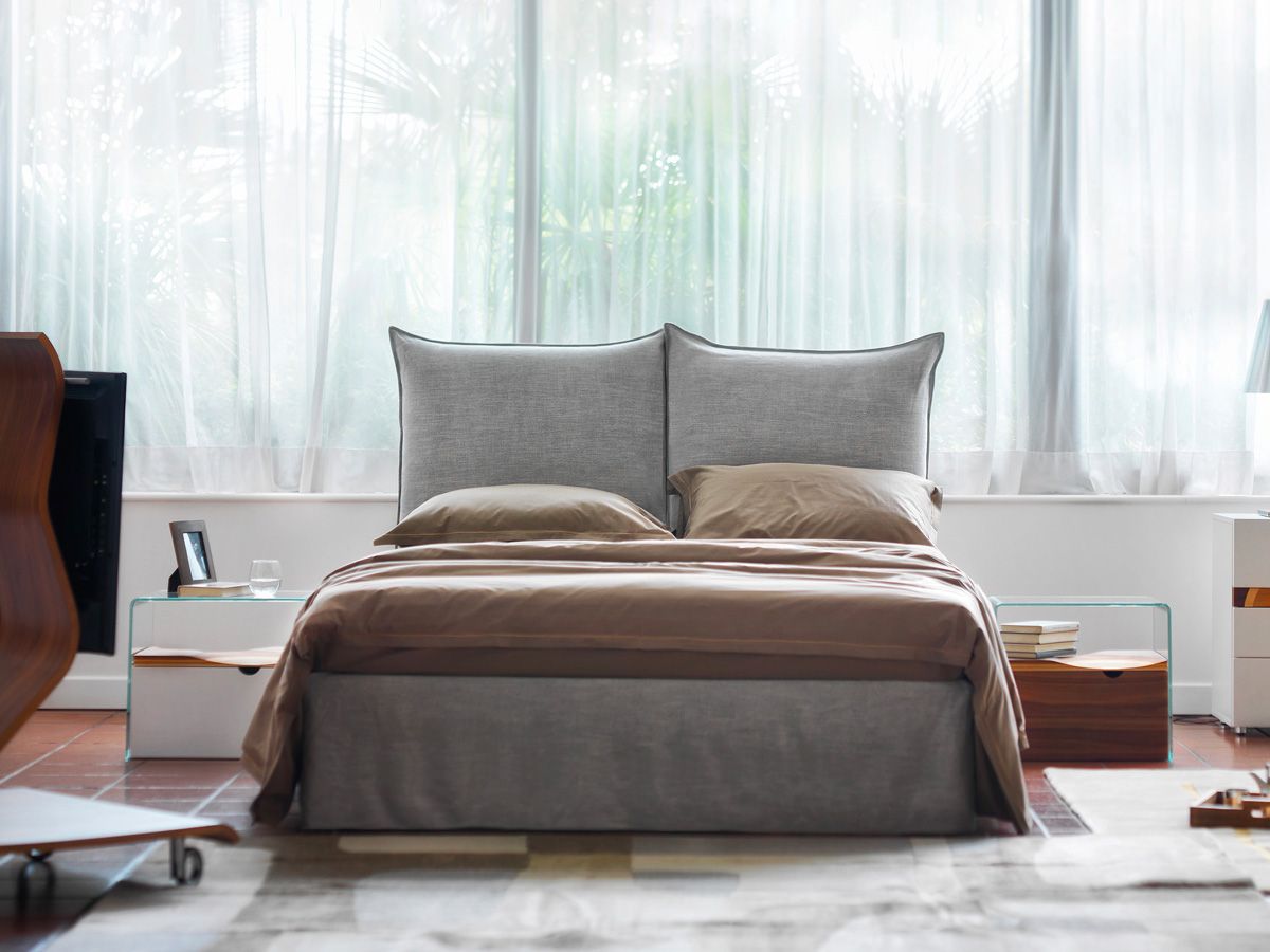 Bifronte + Cestone Nachttisch von Casamania Horm in Natur/Weiß neben einem Bett. Moderner Nachttisch.