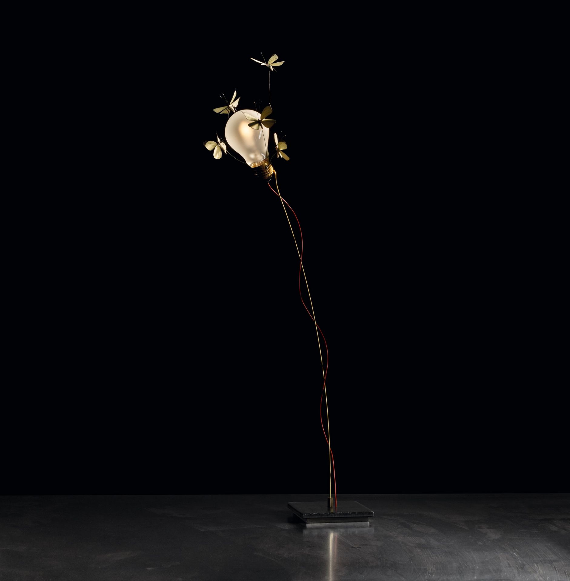 I Ricchi Poveri Stehleuchte von Ingo Maurer mit Glühbirne und Schmetterlingen.