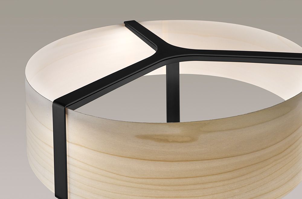 Detailaufnahme der Thesis Tischleuchte von LZF Lamps: Elfenbeinweißes Holzfurnier mit schwarzem Metallgestell.