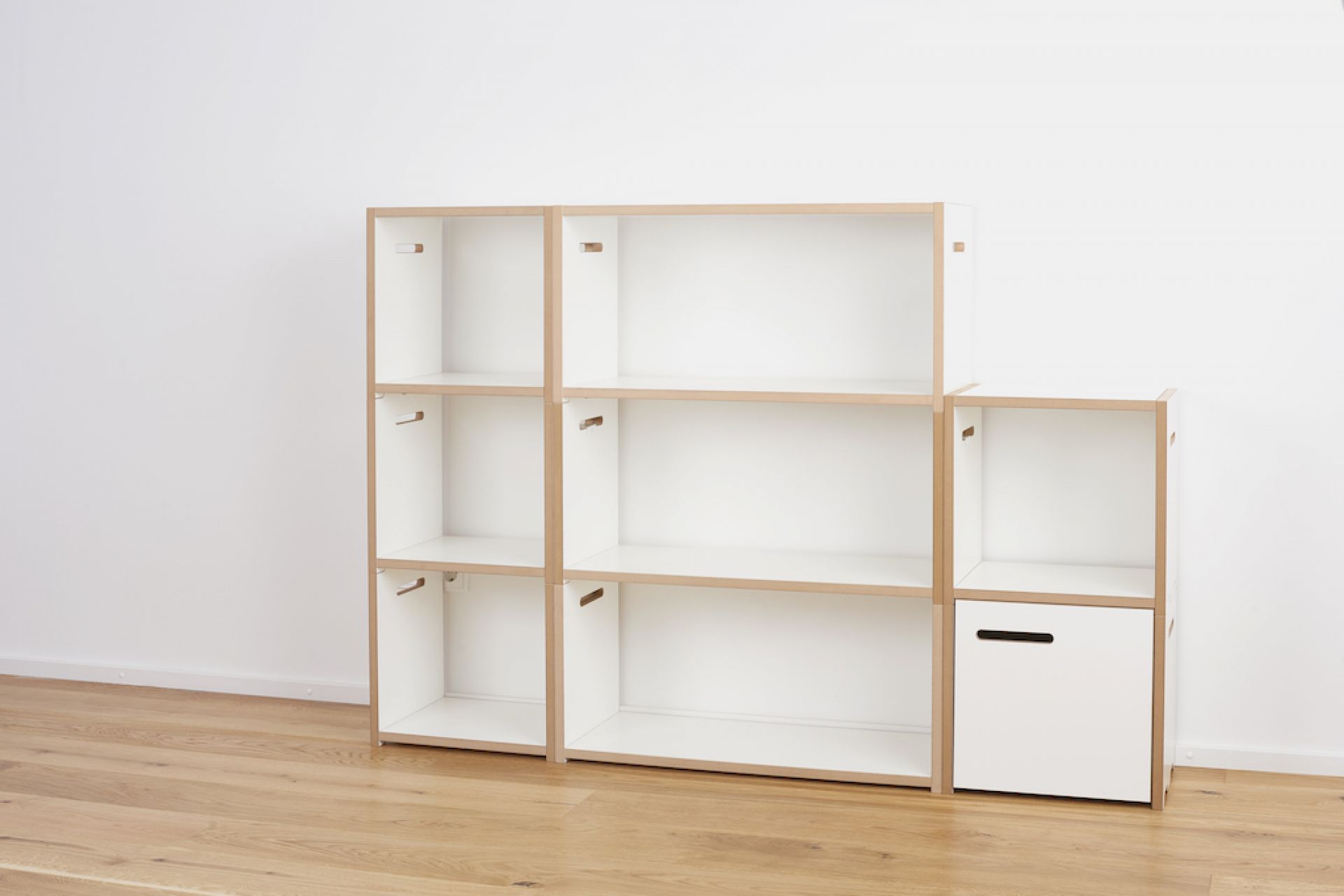 Tojo Halbstark Regalsystem: Weißes, modulares Bücherregal mit Schublade, ideal für Wohnzimmer und Kinderzimmer.
