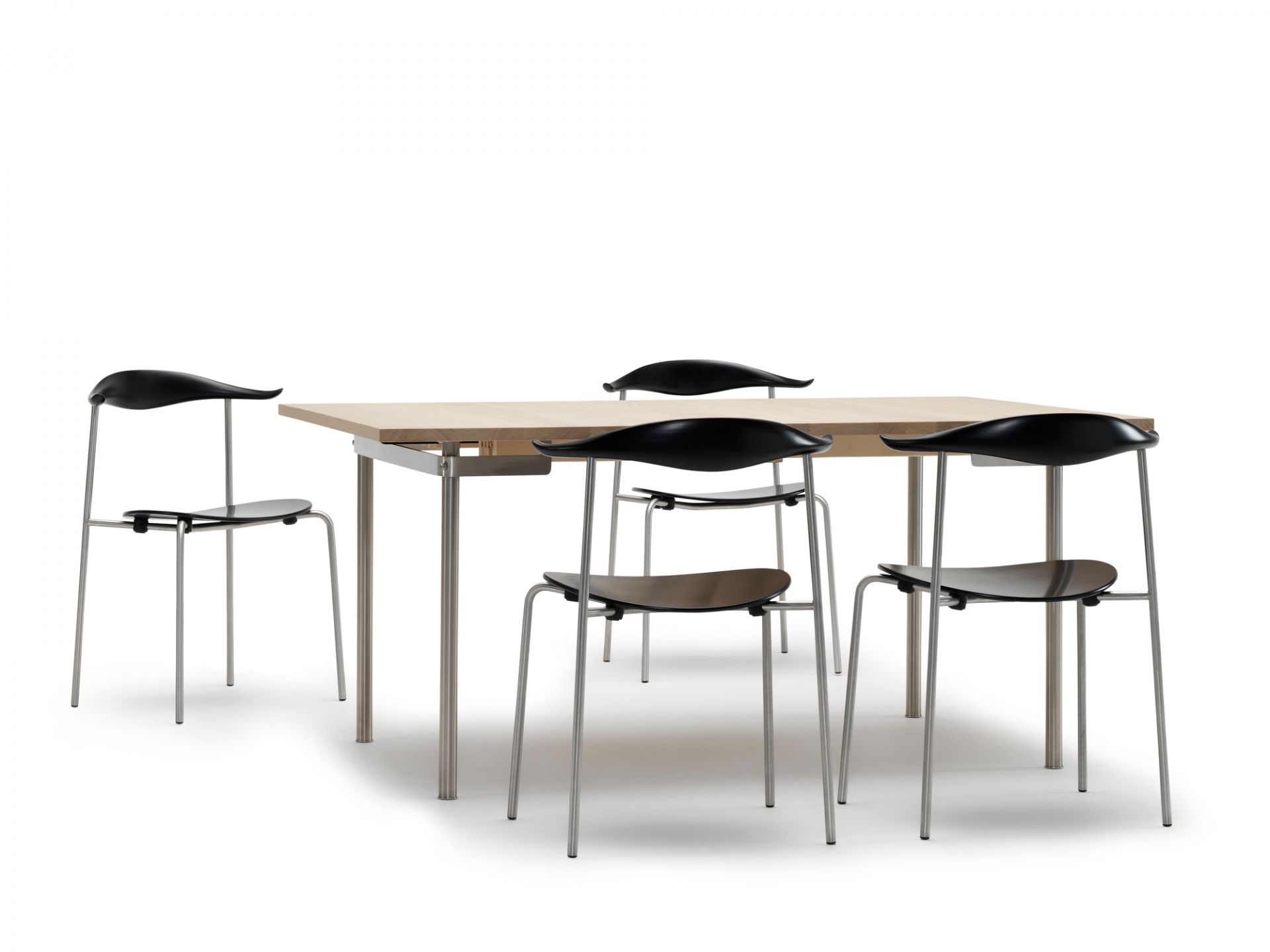CH88T Stuhl von Carl Hansen & Søn mit Edelstahlgestell am Esstisch. Designstuhl.
