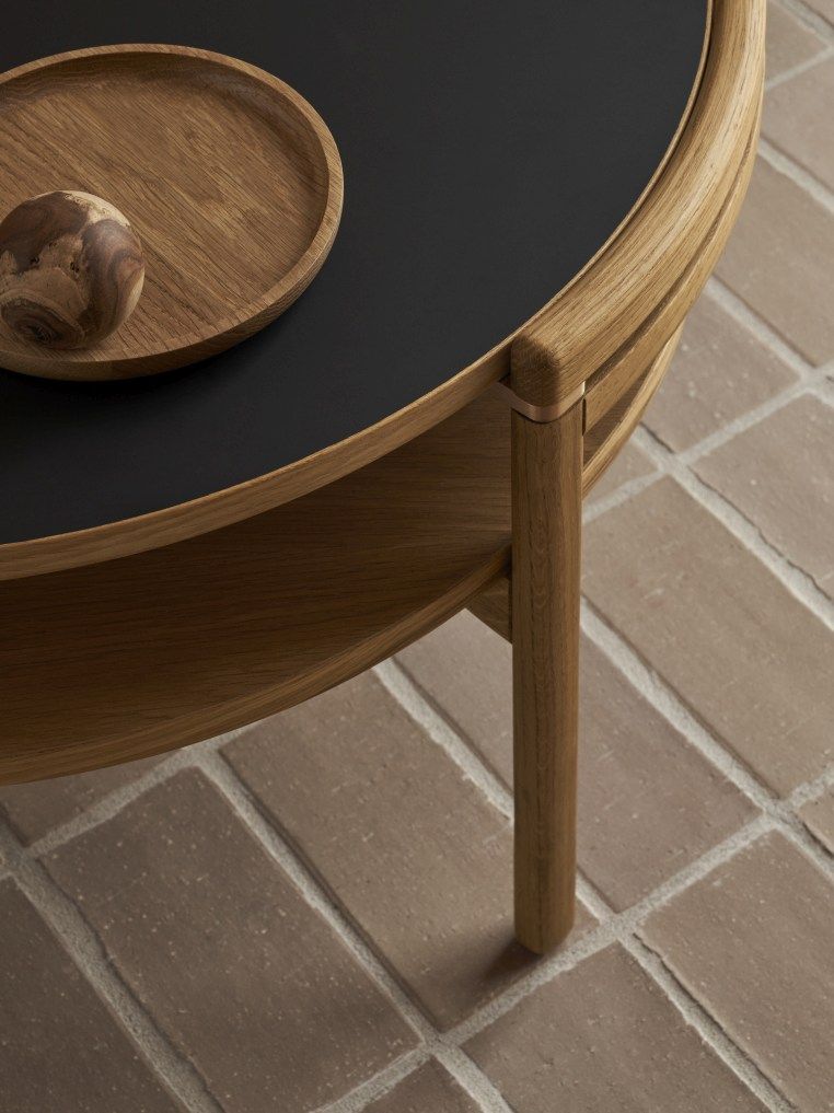 Detailaufnahme: Carl Hansen & Søn Couchtisch RF1905, Eiche geölt, schwarze Laminatplatte, Ablage und Holzdeko.