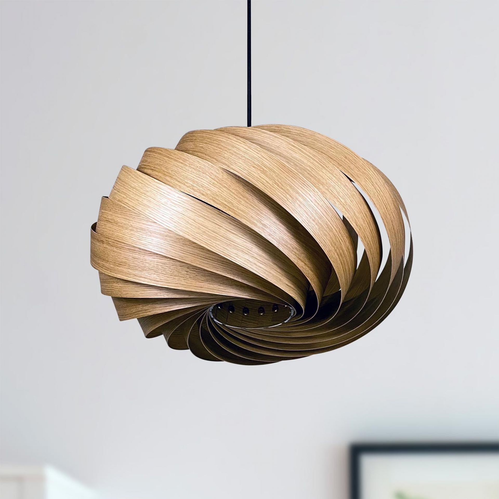 Quiescenta Hängeleuchte aus Eiche: Moderne Holzlampe mit spiralförmigem Design für stilvolle Beleuchtung.