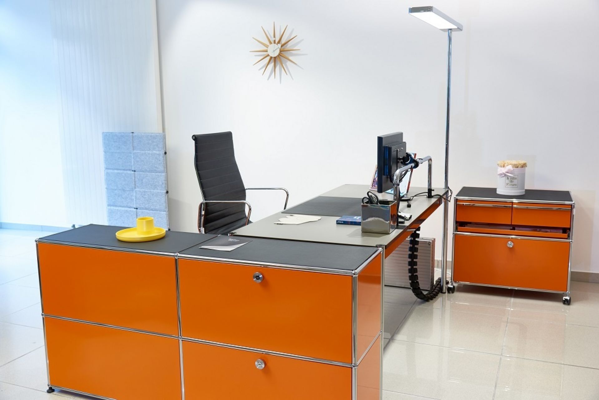 Graphitschwarze Lederauflage auf USM Sideboard, 50x35 cm, für stilvolles Wohnen und Büro.