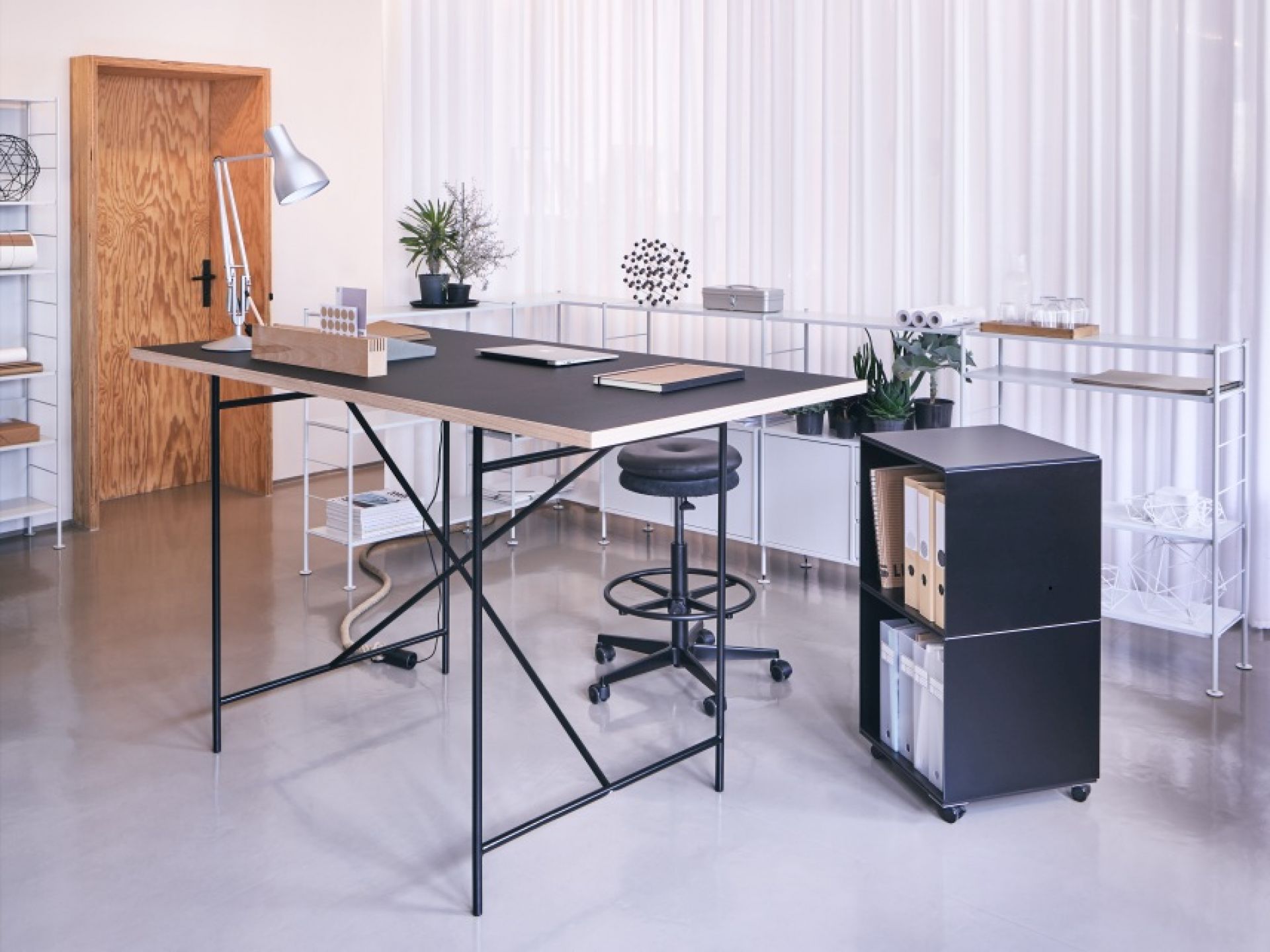 Milla Stehtisch von Richard Lampert, 140x80 cm, mit schwarzer Tischplatte und schwarzem Gestell.