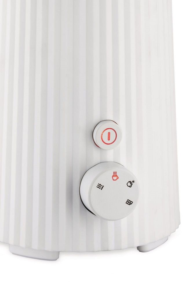 Detailaufnahme des weißen Alessi MDL13 B Milchaufschäumers mit Bedienknöpfen für verschiedene Funktionen.