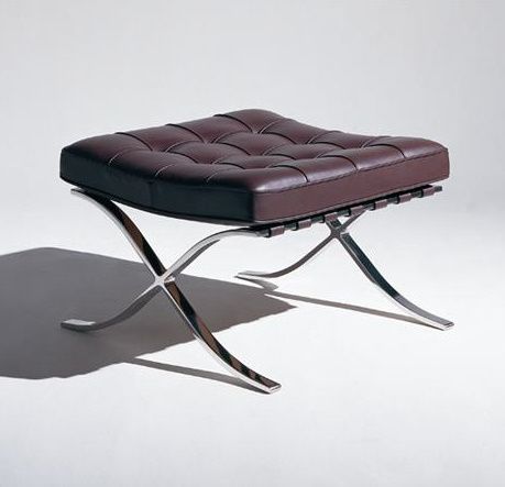 Barcelona Hocker von Knoll International mit braunem Lederpolster und verchromtem Stahlgestell. Designklassiker für Wohnzimmer.