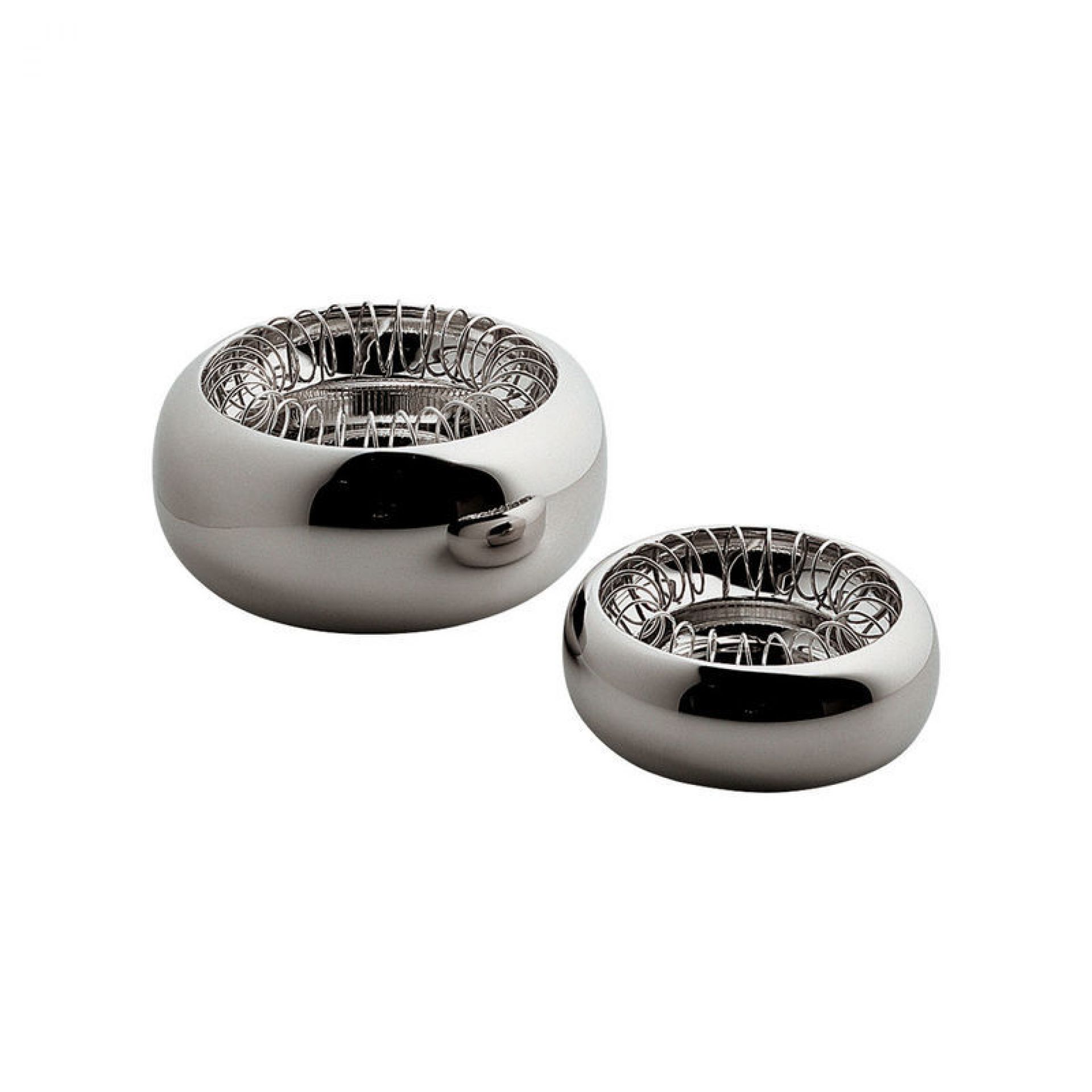 Zwei runde, silberne Aschenbecher mit Spiraleinsatz, Alessi Design Aschenbecher für Raucher.