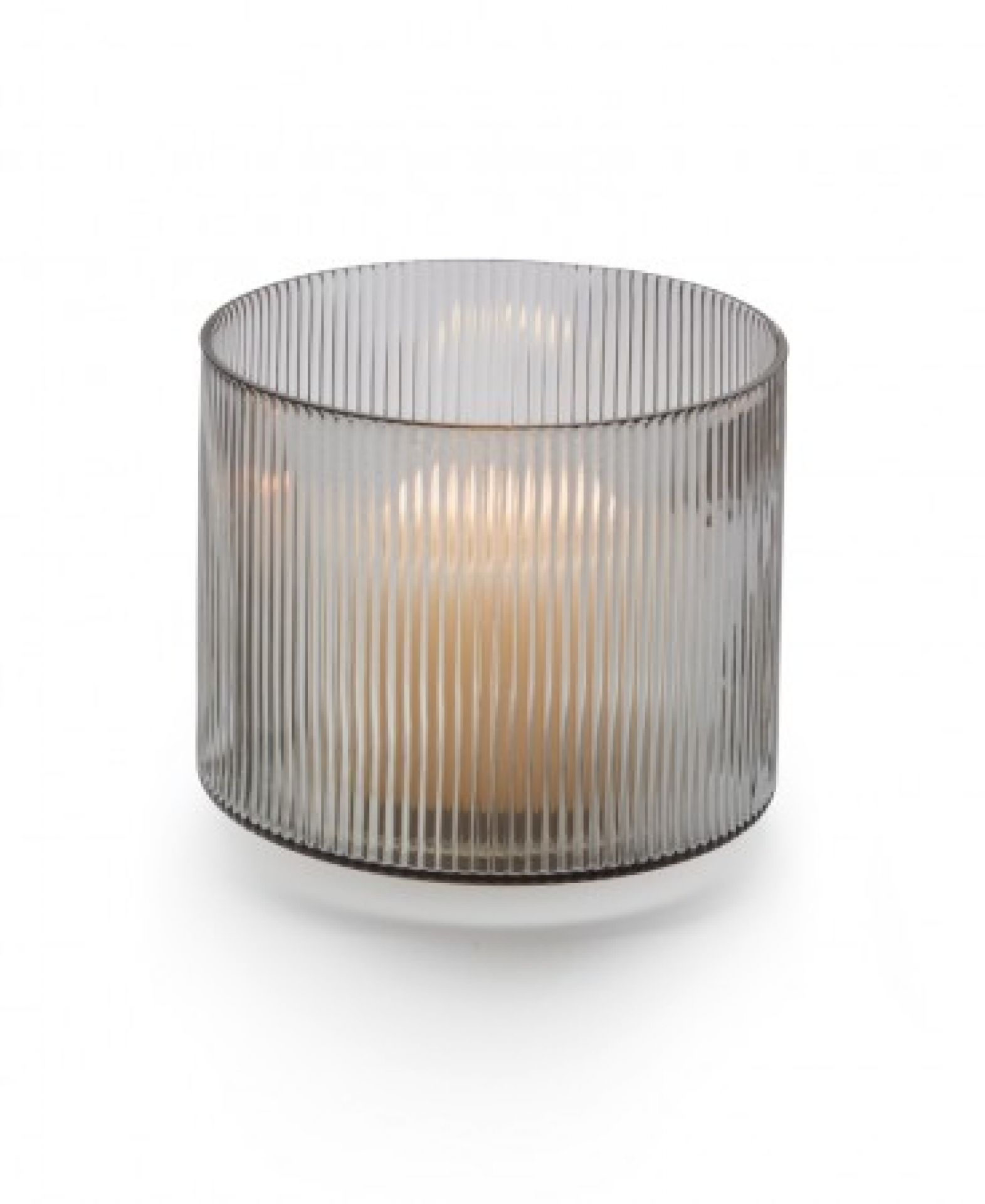 Graues Line Windlicht von Philippi mit feinen Rillen und einer brennenden Kerze im Inneren.