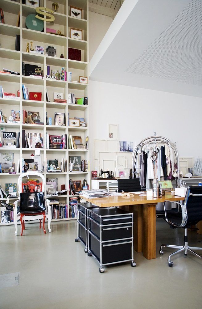 Nahaufnahme von zwei schwarzen USM Haller Rollcontainern mit drei Schubladen unter einem Schreibtisch.