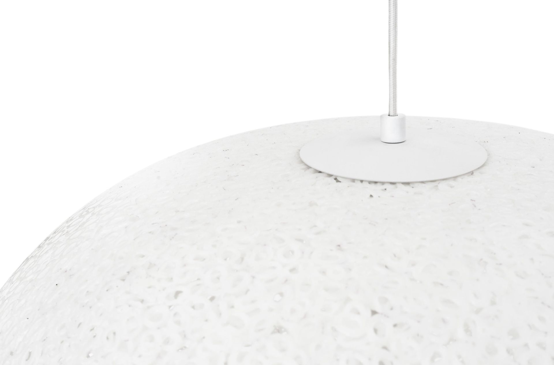 Detailaufnahme der weißen Act Lamp Pendelleuchte von Normann Copenhagen mit Textur und Kabel.