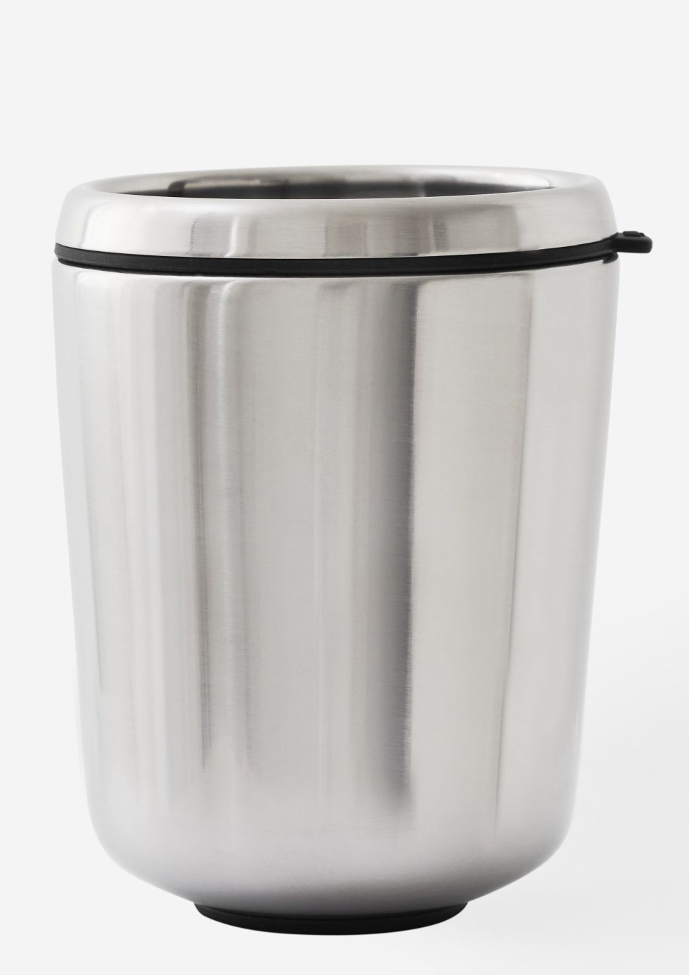 Vipp Zahnbürstenhalter aus gebürstetem Edelstahl, zylindrische Form mit schwarzem Gummiring und Fuß für Badezimmer.