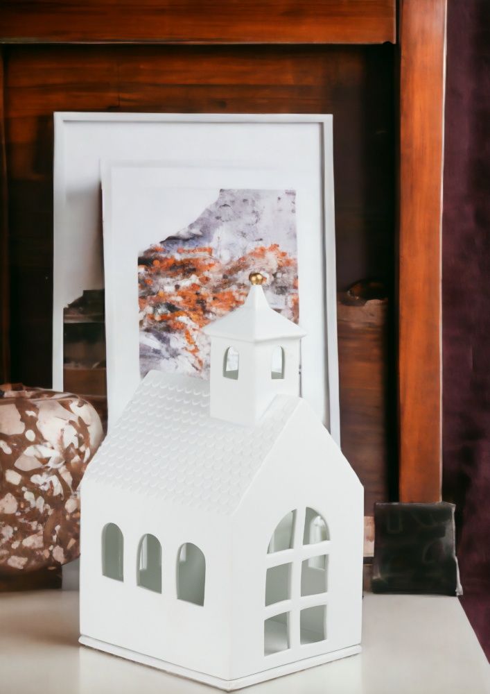 Detailansicht: Weißes Lichthaus in Kapellenform von Räder, stimmungsvolle Dekoration für Weihnachten.