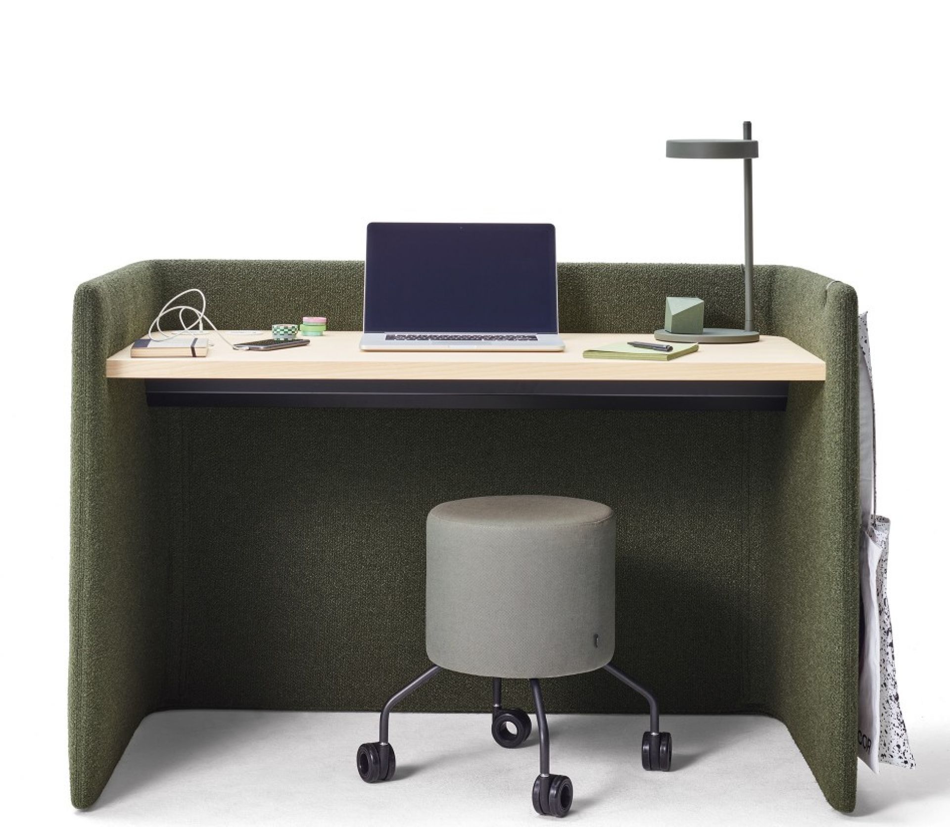 Floater Schreibtisch: Moderner Arbeitsplatz mit grünem Stoff, hellem Holzschreibtisch und Hocker auf Rollen. Büro Möbel für konzentriertes Arbeiten.