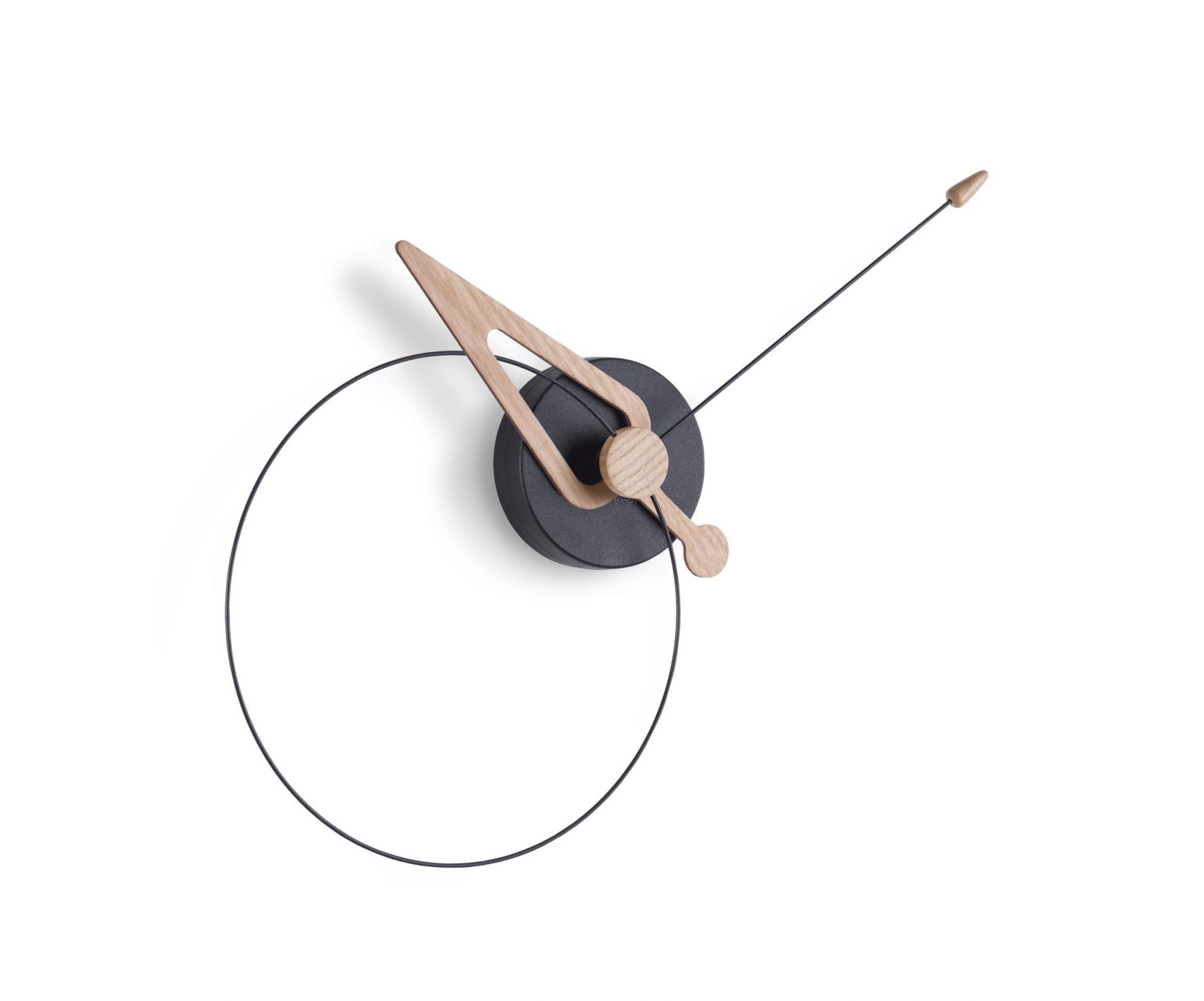 Pico Wanduhr von Nomon mit minimalistischem Design, Holzzeigern und schwarzem Zifferblatt. Moderne Wanddekoration.