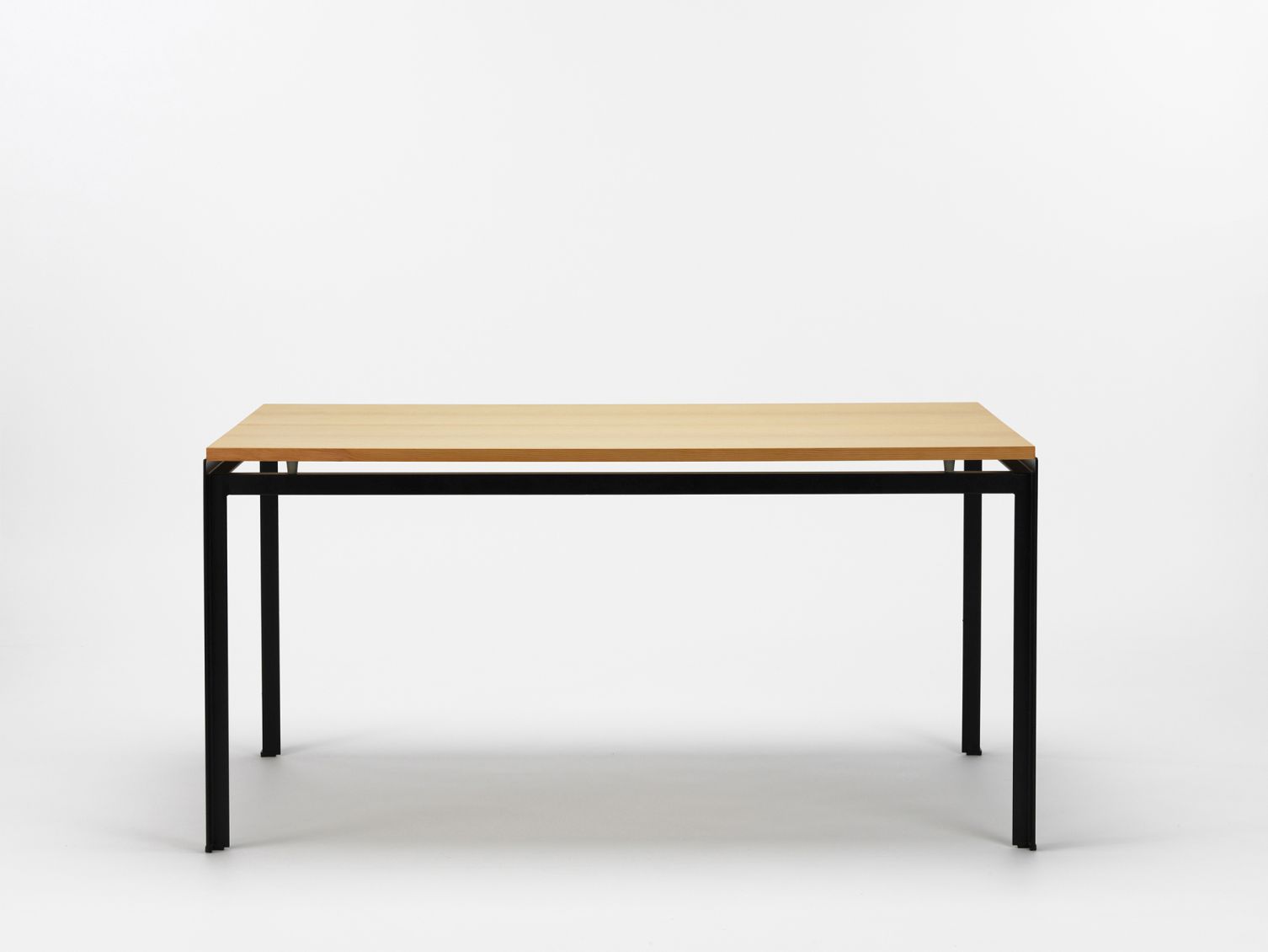 PK52 Professor Schreibtisch von Carl Hansen & Søn mit hellem Holz und schwarzem Stahlgestell.