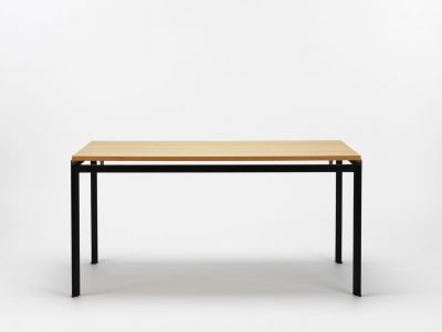 PK52 Professor Schreibtisch von Carl Hansen & Søn mit hellem Holz und schwarzem Stahlgestell.