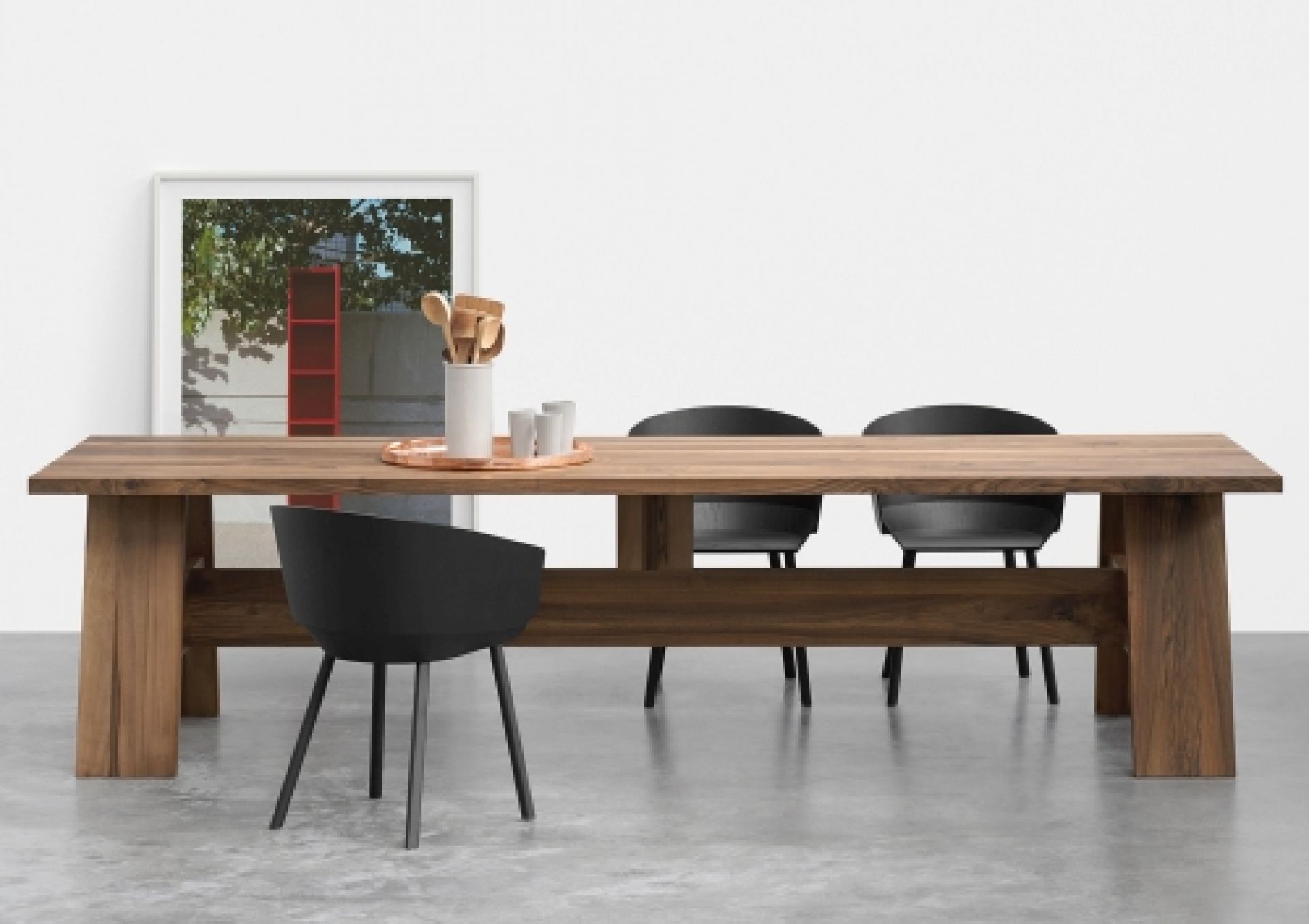 Schwarzer CH04 Houdini Stuhl von e15 an einem Esstisch aus Holz, modernes Möbeldesign.