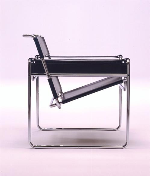 Wassily Sessel von Knoll International, Designklassiker mit schwarzem Leder und verchromtem Stahlrohrgestell, Seitenansicht.