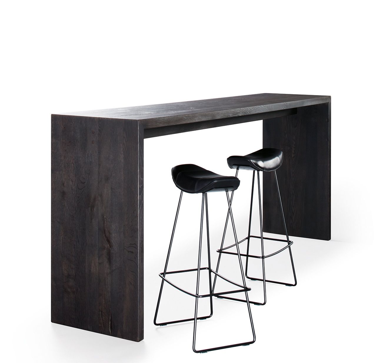 SC 52 Janua Theke aus dunklem Holz mit zwei schwarzen Barhockern. Moderne Küchentheke.