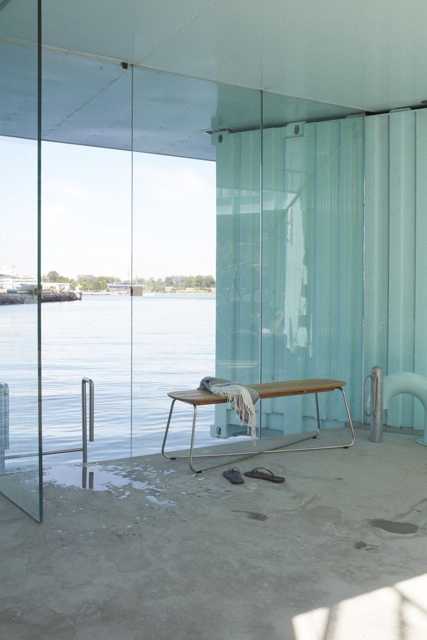 Lilium Bank von Skagerak by Fritz Hansen: Holzbank für den Außenbereich mit Handtuch.