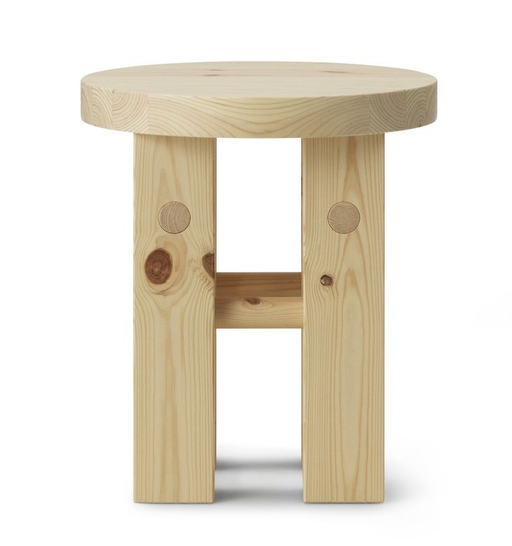 Fyr Stool Hocker aus hellem Holz von Normann Copenhagen, runde Sitzfläche, minimalistisches Design.