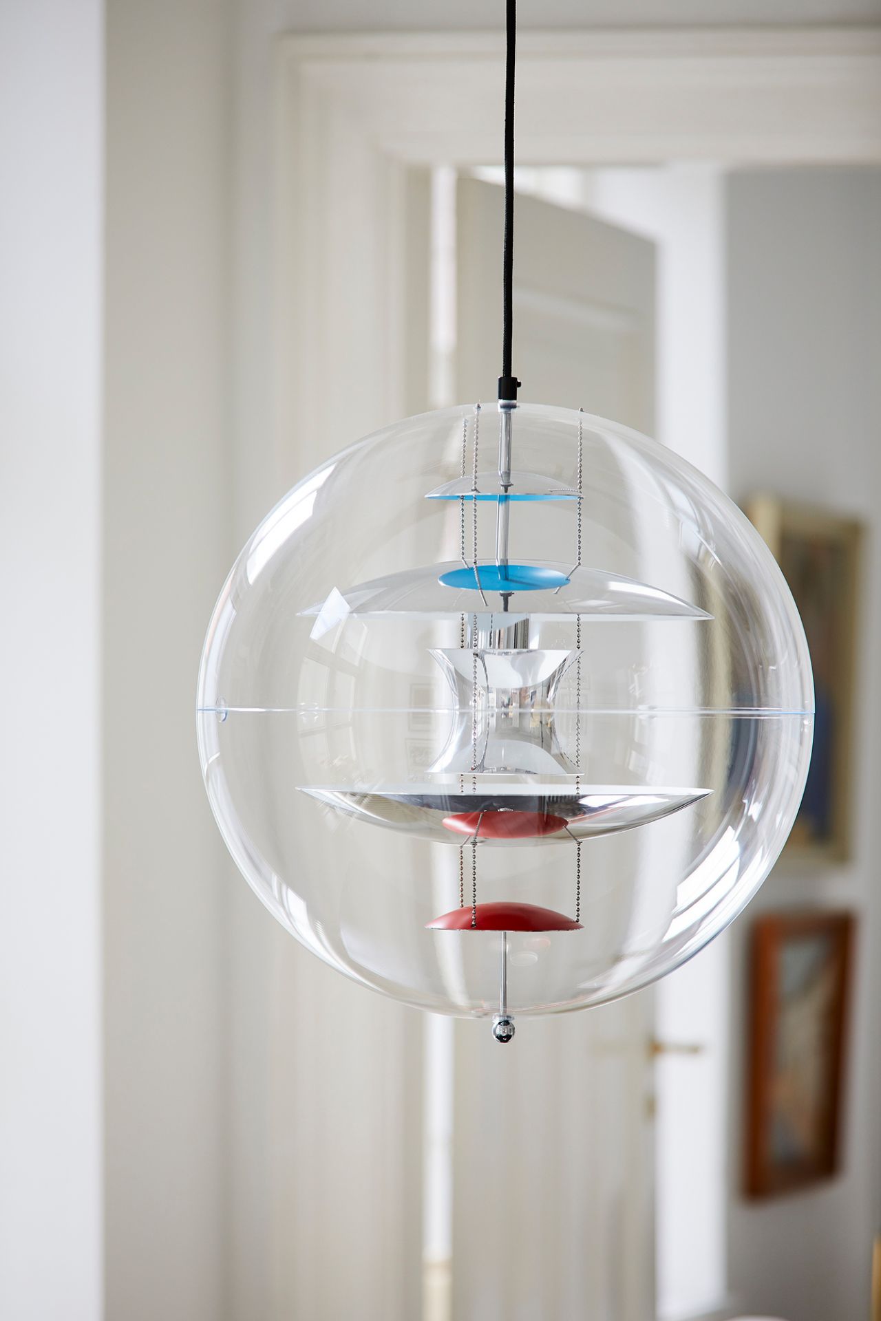 VP Globe Pendelleuchte von Verpan, moderne Hängelampe mit transparentem Acrylglas und farbigen Reflektoren für stilvolle Beleuchtung.