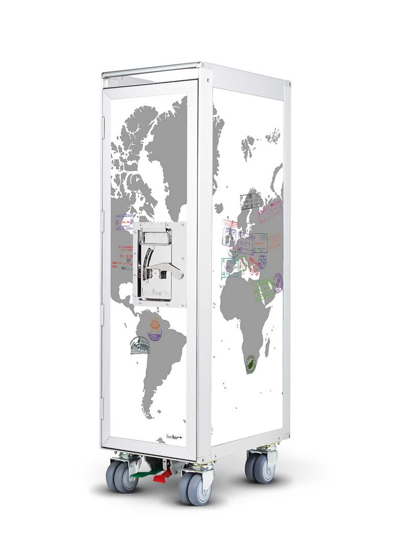 Weißer Flugzeugtrolley "Passport Bordbar" mit Weltkarte und Reisepass-Stempeln, ideal als mobile Bar.