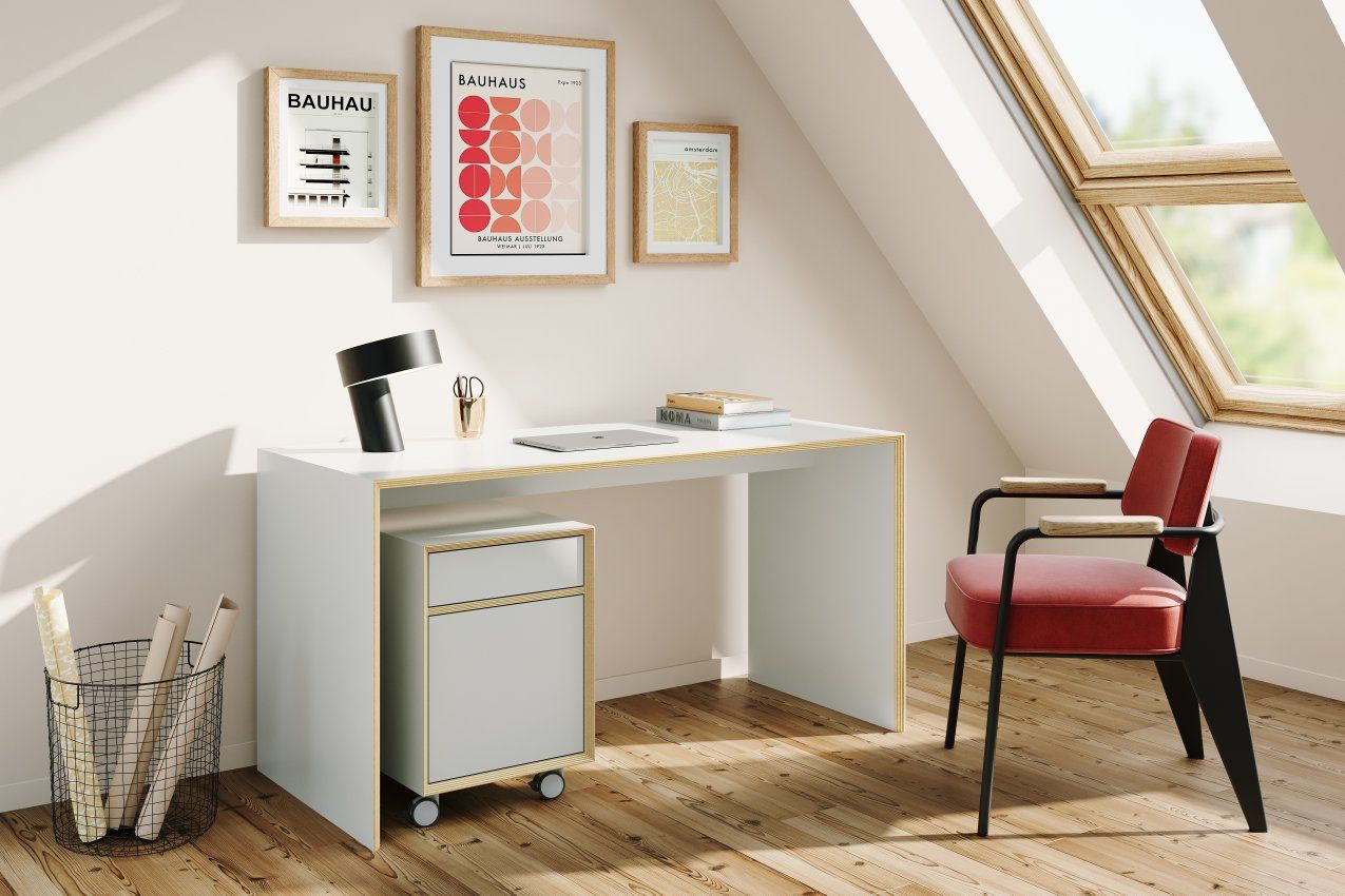 Moderner Arbeitsplatz mit Müller Möbelwerkstätten Rollcontainer in Weiß und Holzdetails.