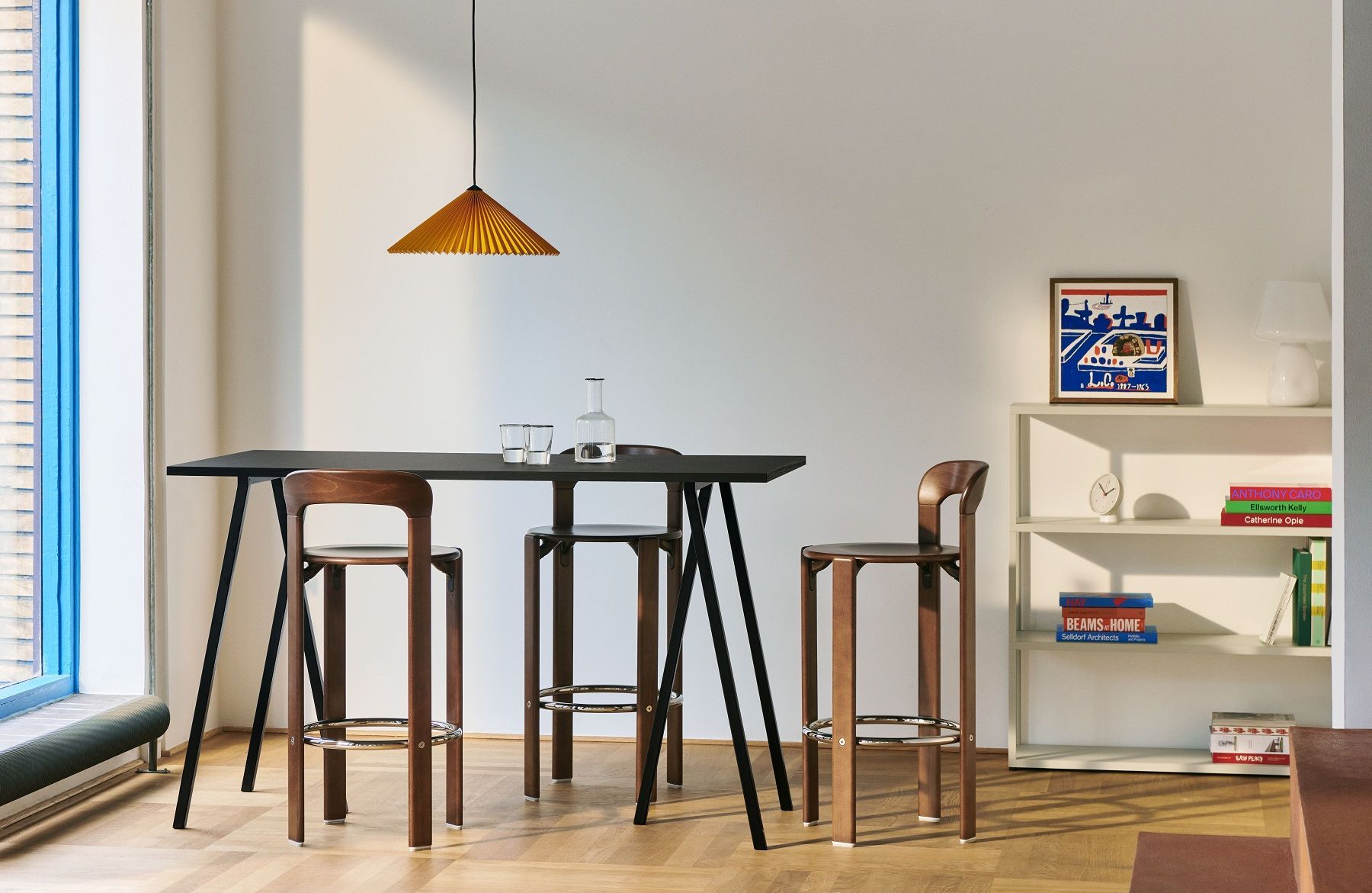 Loop Stand High Table von Hay mit Barhockern in einem hellen Esszimmer.
