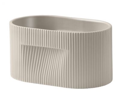 Beiger Muuto Ridge Planter Blumentopf mit geriffelter Oberfläche und ovaler Form.