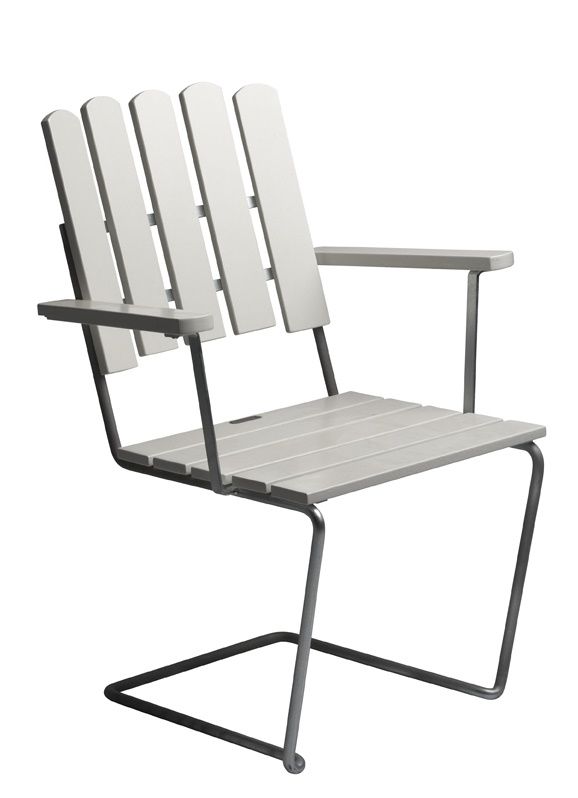 Armlehnstuhl A2 von Grythyttan Stalmöbler: Weiß lackierter Eichenholzstuhl mit Stahlgestell für den Garten.