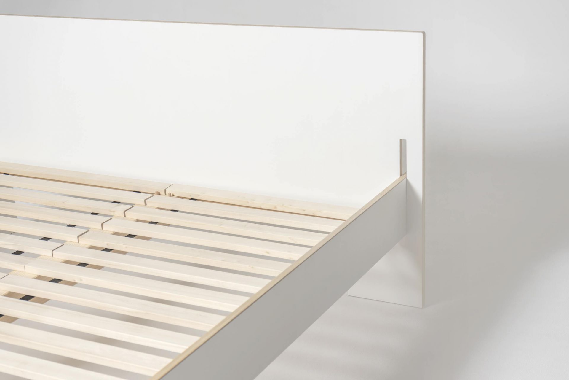 Detailaufnahme: Moormann Roll-Lattenrost aus Massivholz im Bettgestell, flexible und natürliche Schlaflösung.