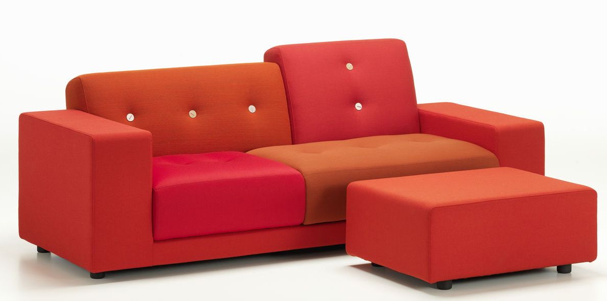 Vitra Polder Compact Sofa in Rot- und Orangetönen mit passendem Hocker, modernes Wohnzimmermöbel.