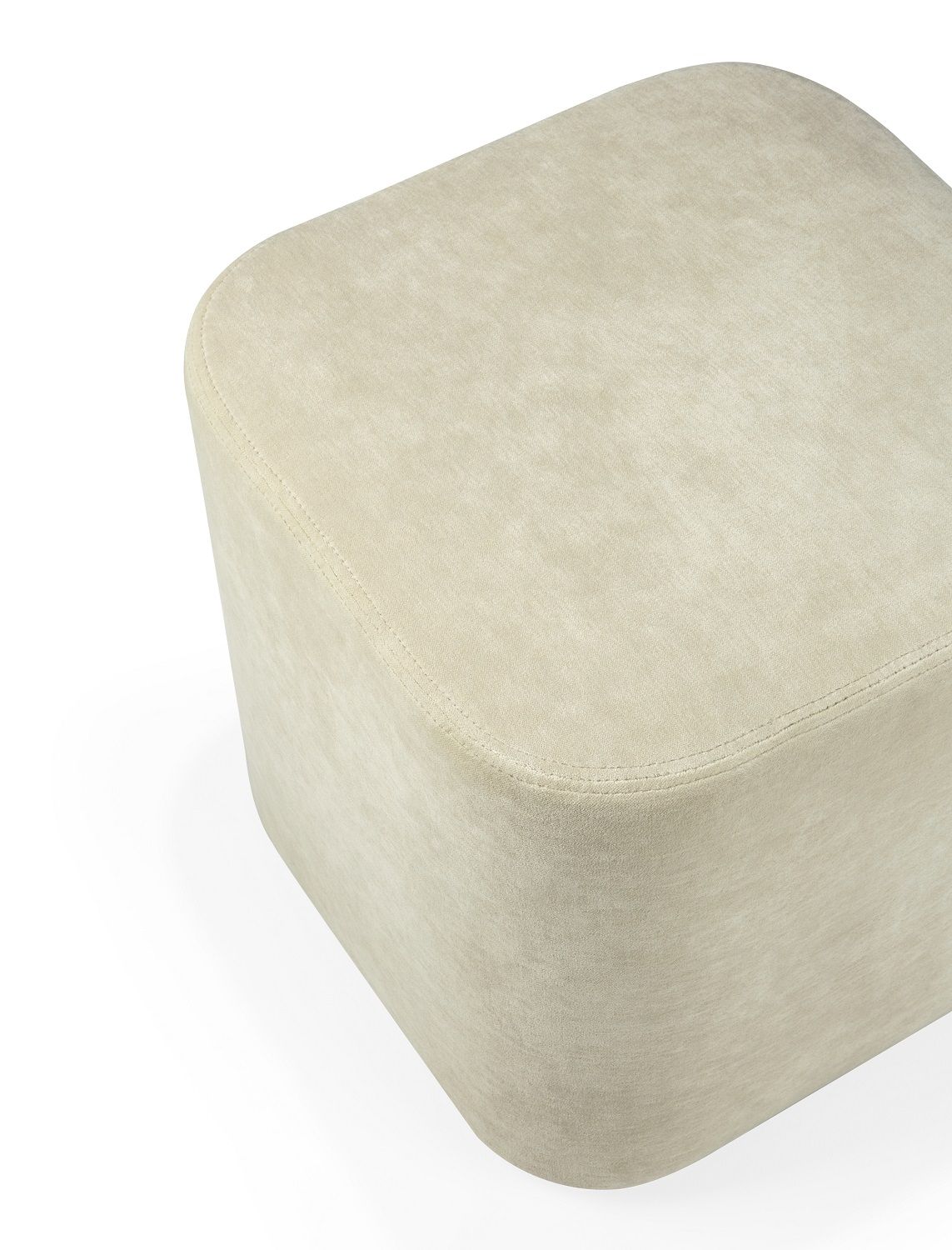 Detailaufnahme: Cube Pouf Sitzhocker im Sandfarbenen Stoff, moderner Hocker für Wohnzimmer und mehr.