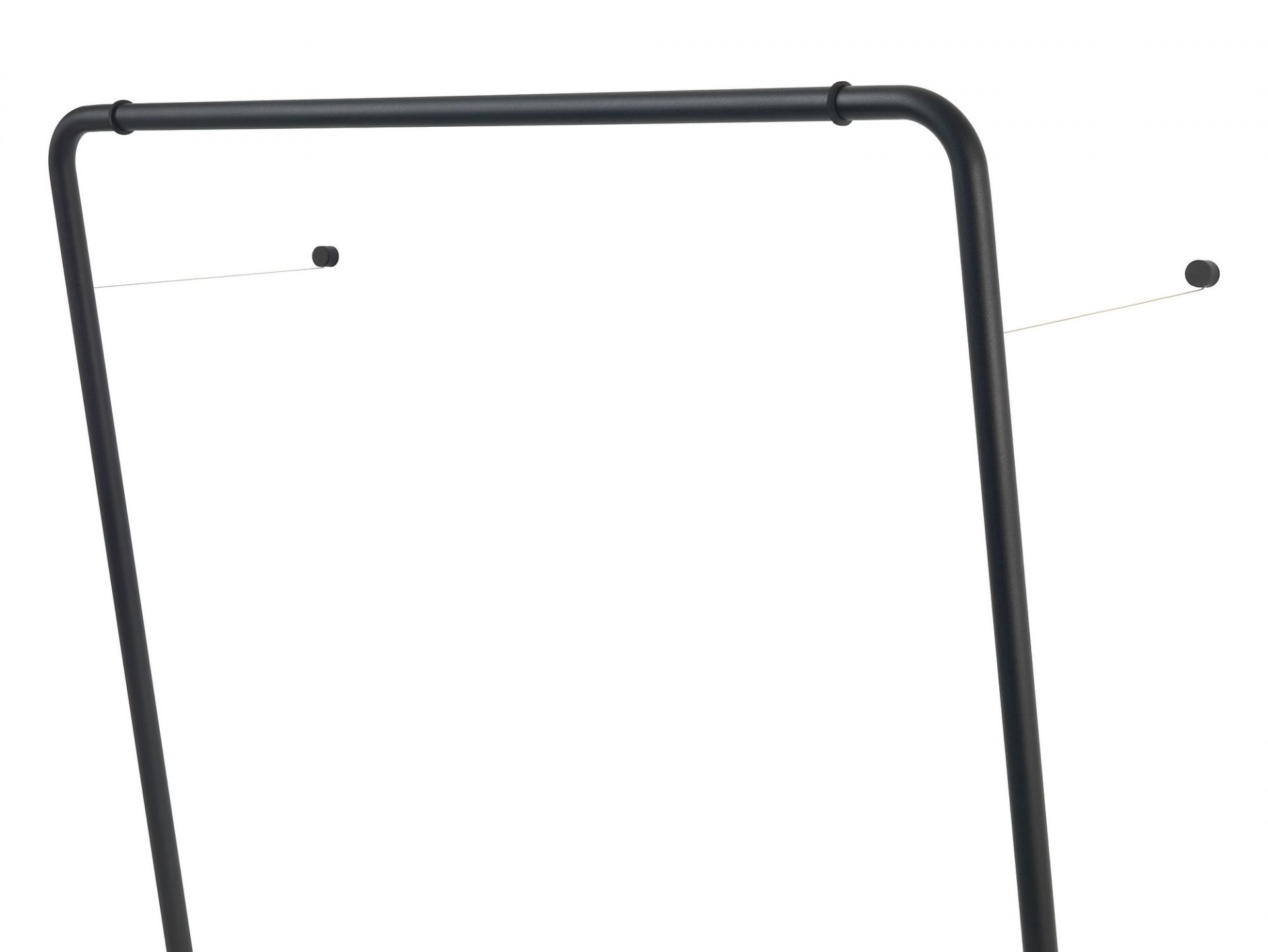 Detailaufnahme der Curve Wandgarderobe von Schönbuch, schwarzes Metall, minimalistisches Design für Flur und Garderobe.