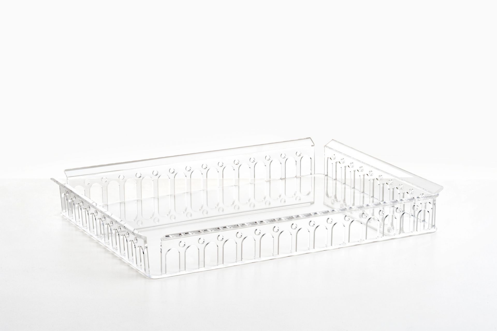 Klares Piazza Tablett von Kartell: Rechteckiges Serviertablett aus transparentem Kunststoff, modernes Design für Küche und Wohnen.