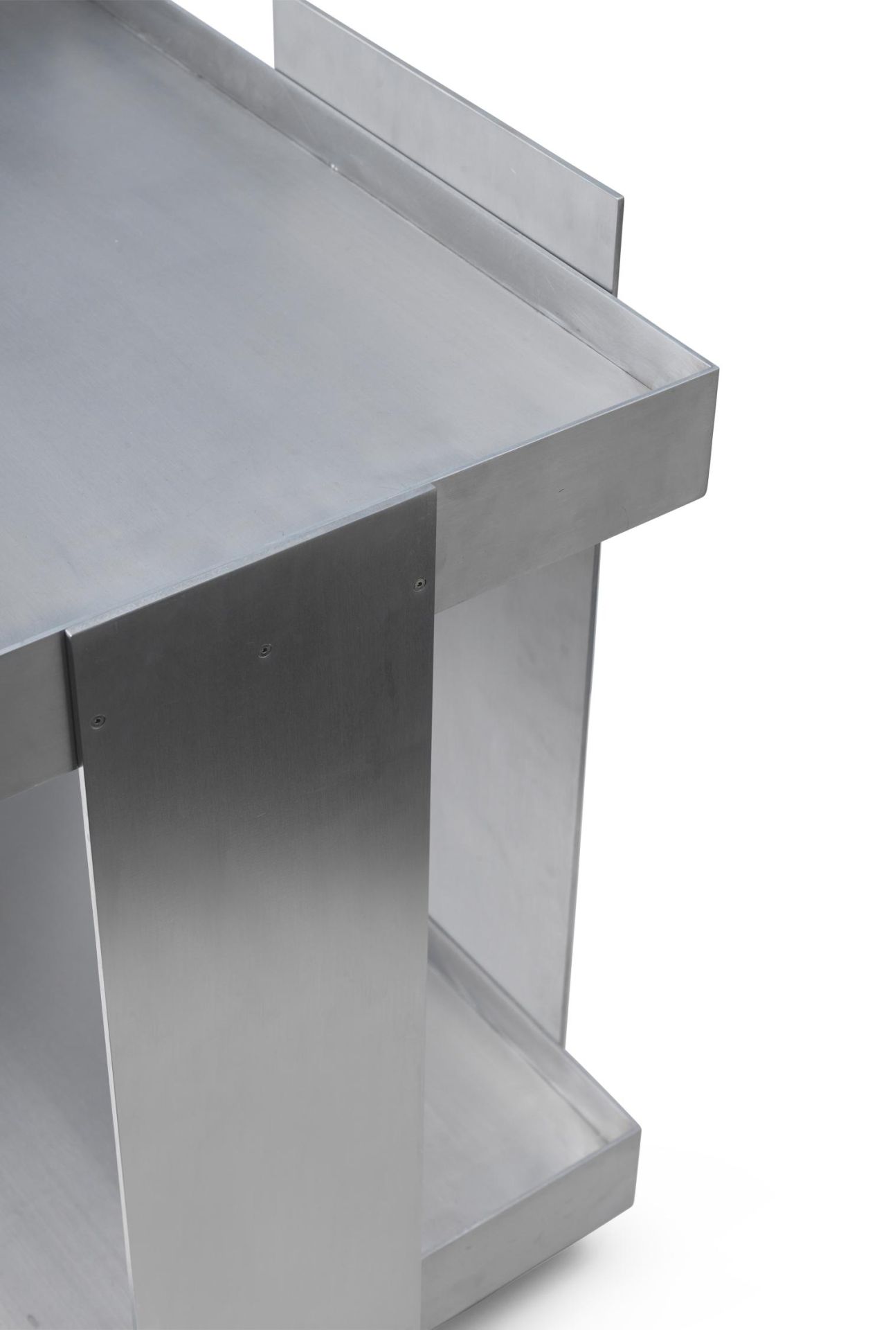 Detailaufnahme des Ferm Living Lager Trolleys aus Aluminium, einem modernen Servierwagen.