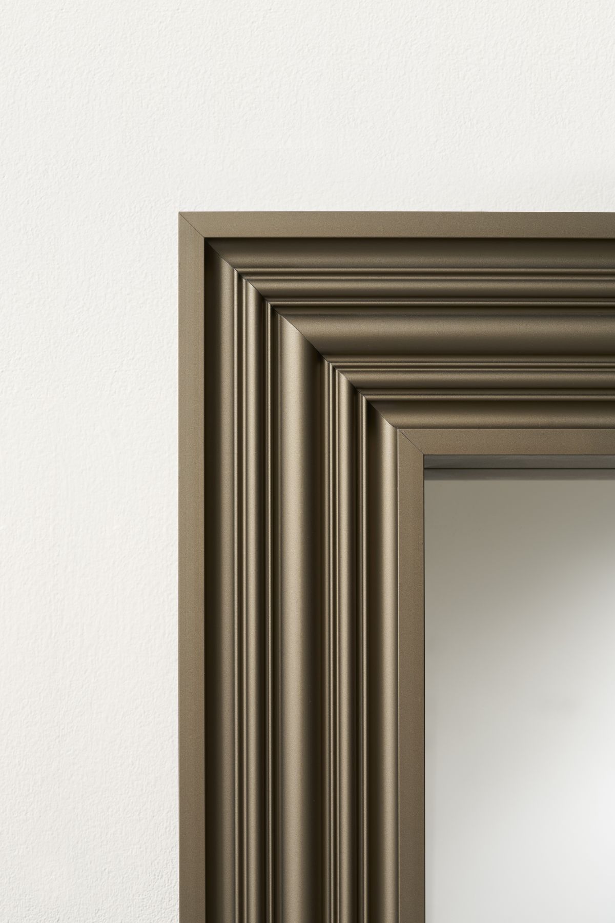 Detailaufnahme des bronzefarbenen Rahmens vom Oodh Standspiegel von Opinion Ciatti.