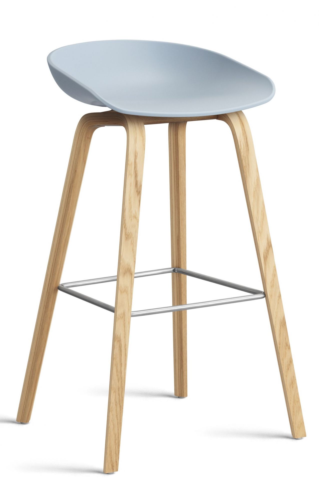 Hay About a Stool AAS32 Barhocker hoch mit hellblauem Sitz und Holzgestell.