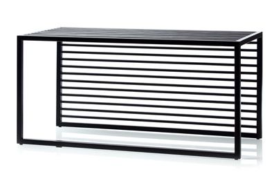 Schwarze Element Bank von novoform mit Lattenrost-Sitzfläche und minimalistischem Metallgestell. Moderne Sitzbank für Innenräume.