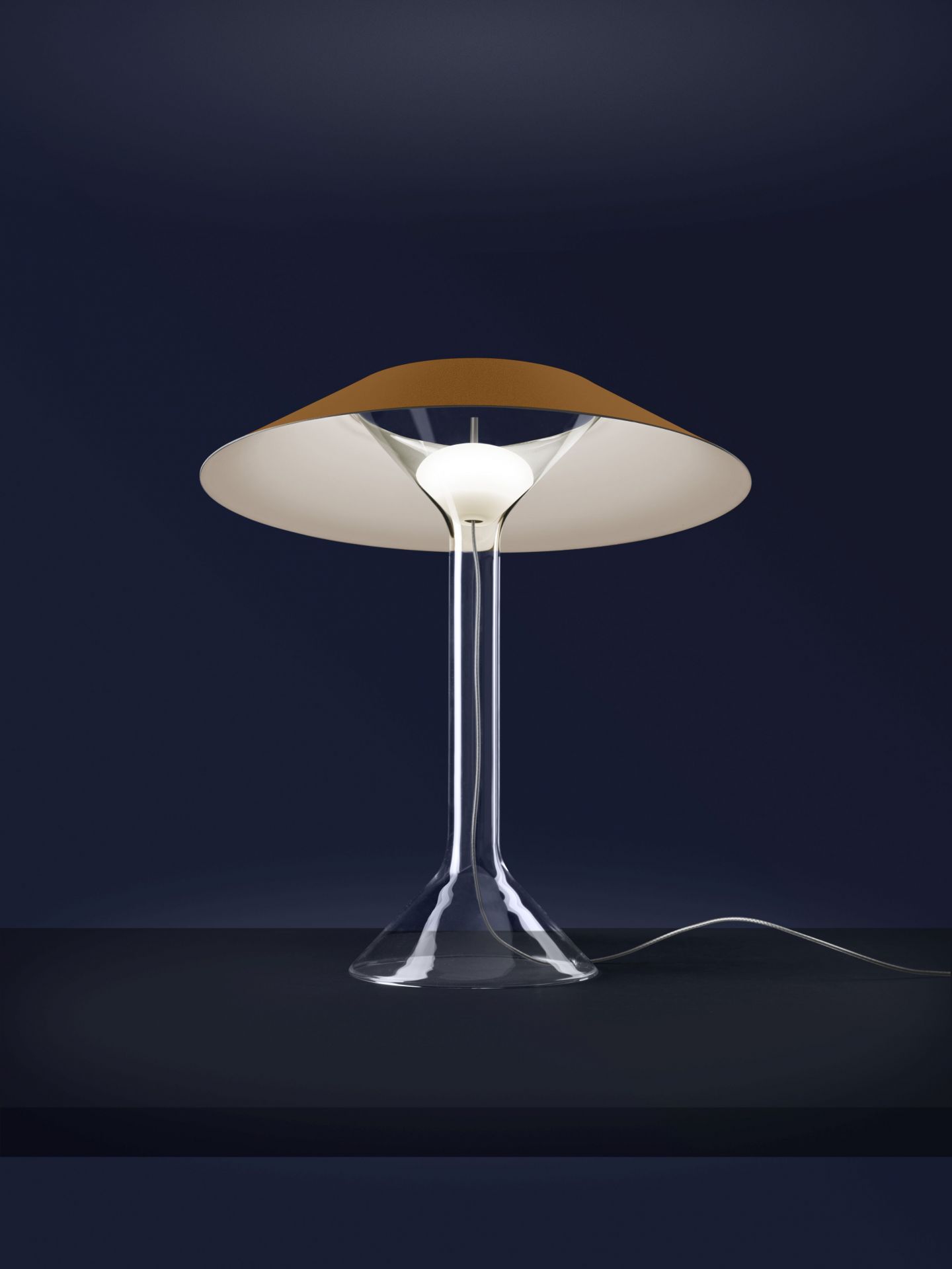 Chapeaux Tischleuchte von Foscarini, dunkelroter Lampenschirm, Glasfuß, moderne Tischlampe für Wohnzimmer.