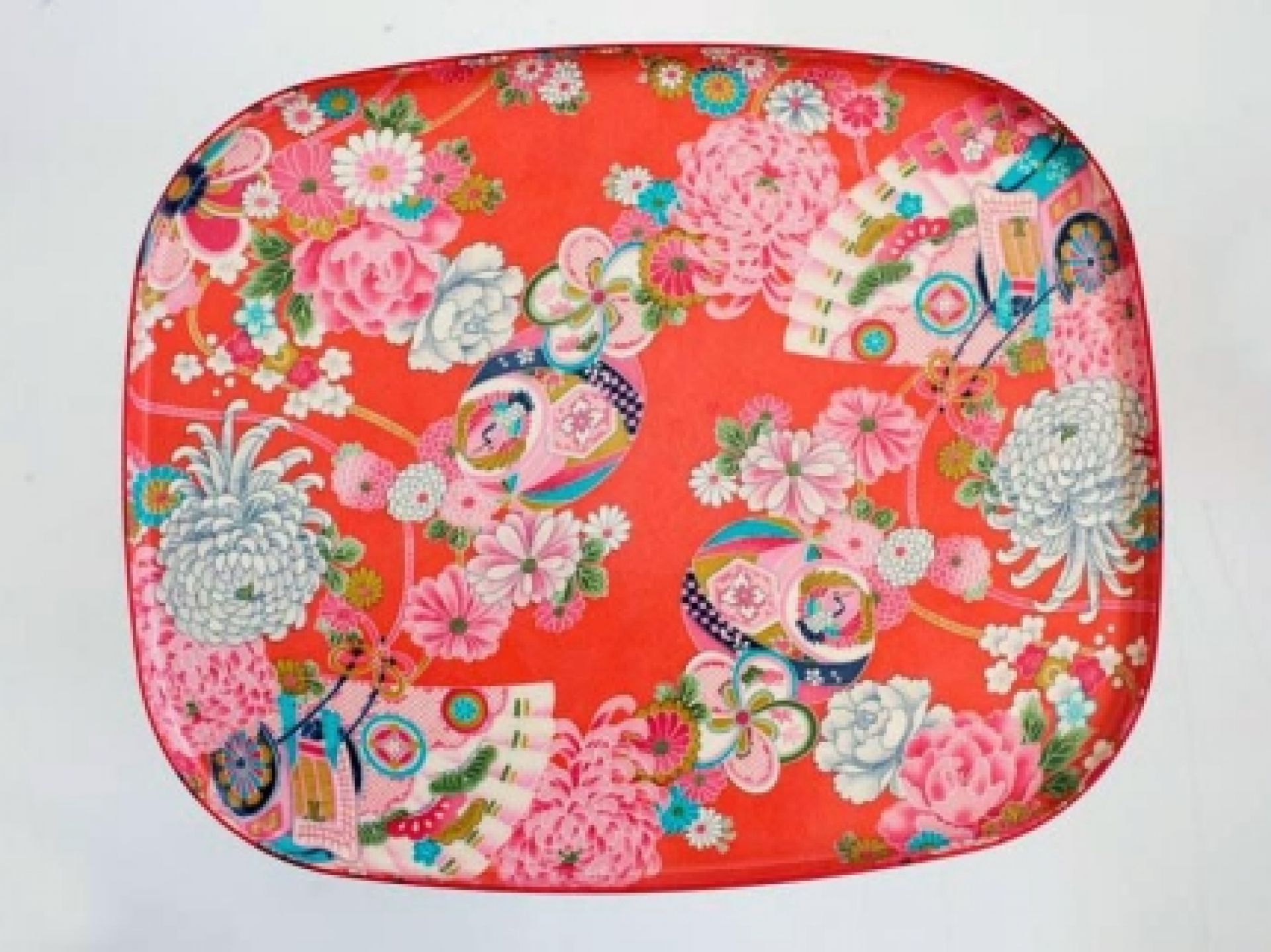 Ukiyo Tisch von Moroso, roter Couchtisch mit floralem Muster, japanischer Stil für Wohnzimmer und Lounge.