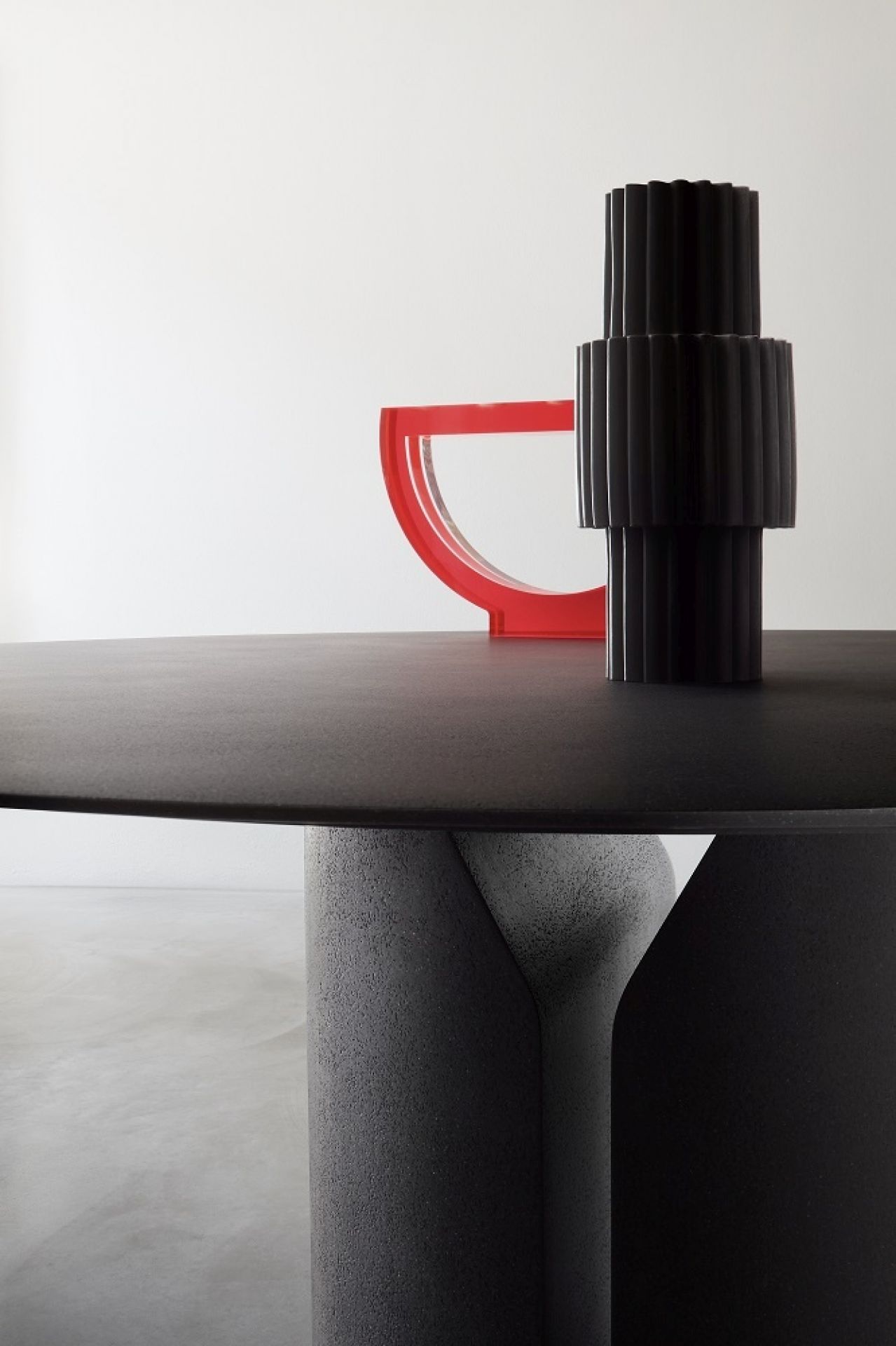 Detailaufnahme: NVL Table runder Esstisch von MDF Italia, weiße Tischplatte, modernes Design.