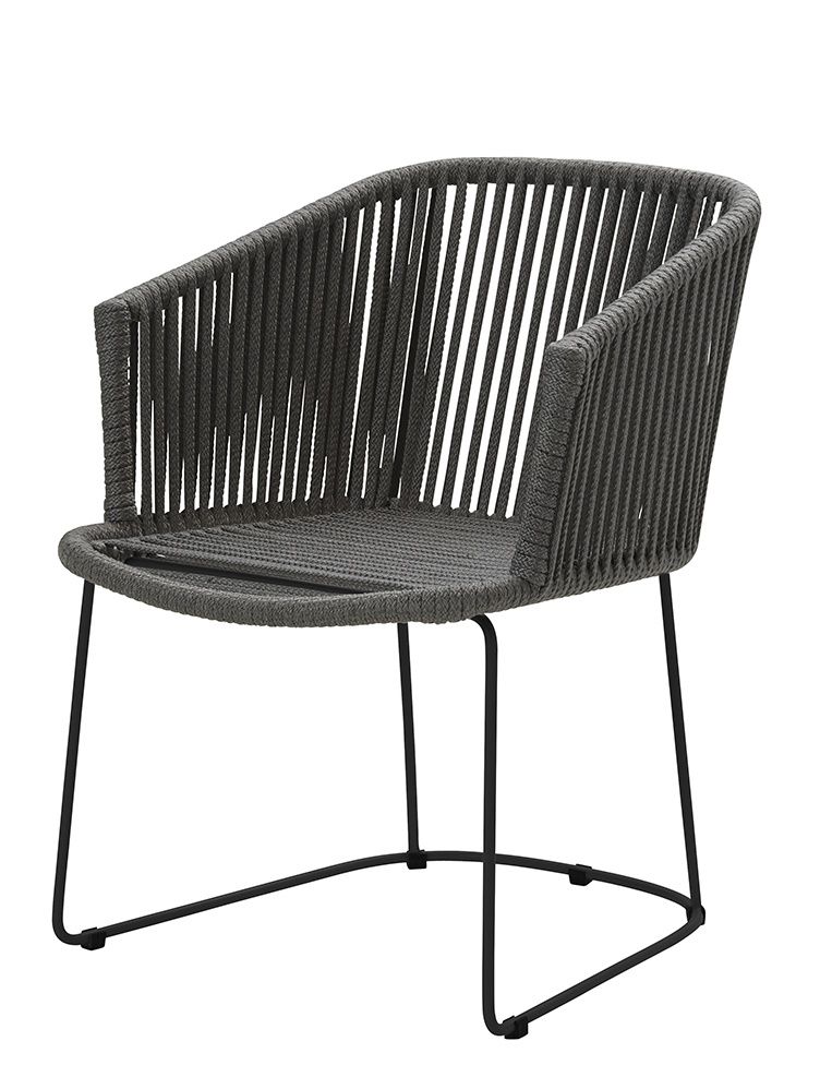 Grauer Moments Stuhl von Cane-Line mit Armlehnen und schwarzem Metallgestell für den Garten.