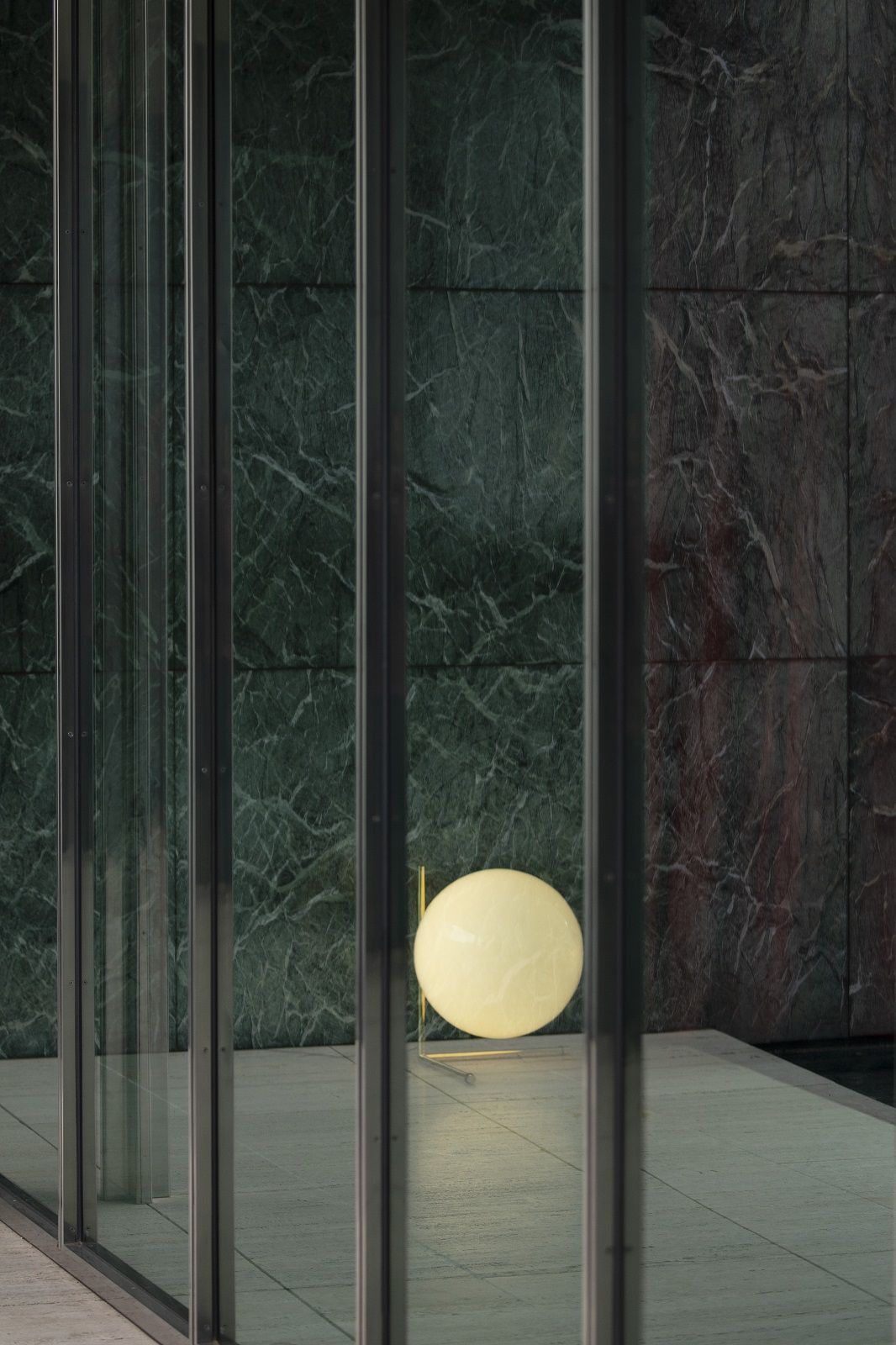 Nahaufnahme der Flos IC T1 Tischleuchte in Gold, modernes Design für stilvolle Beleuchtung.