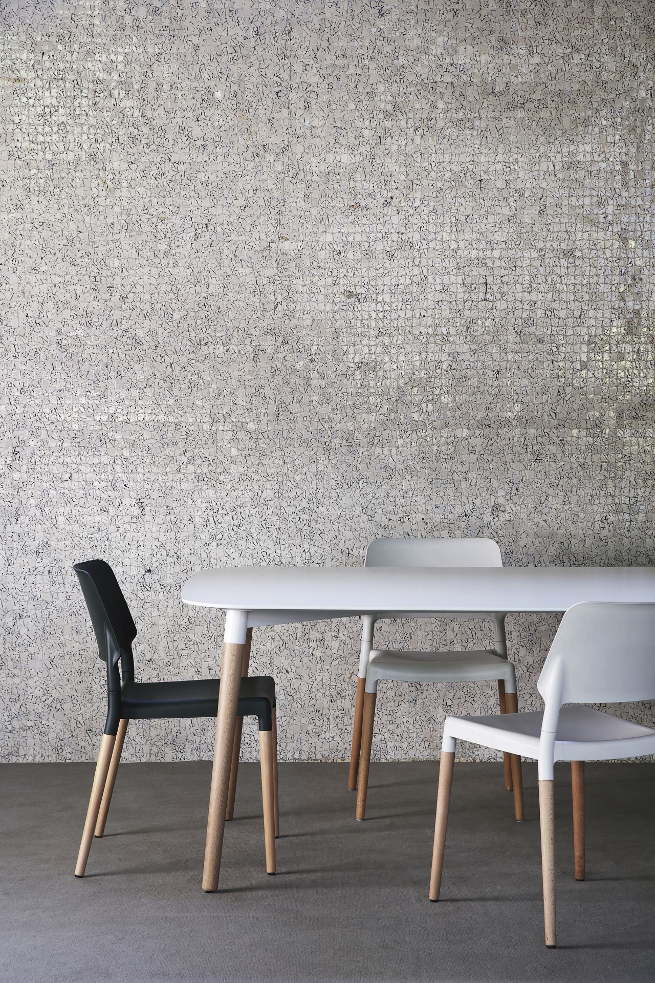 Weißer Belloch Esstisch von Santa & Cole mit Holzbeinen und modernen Stühlen.