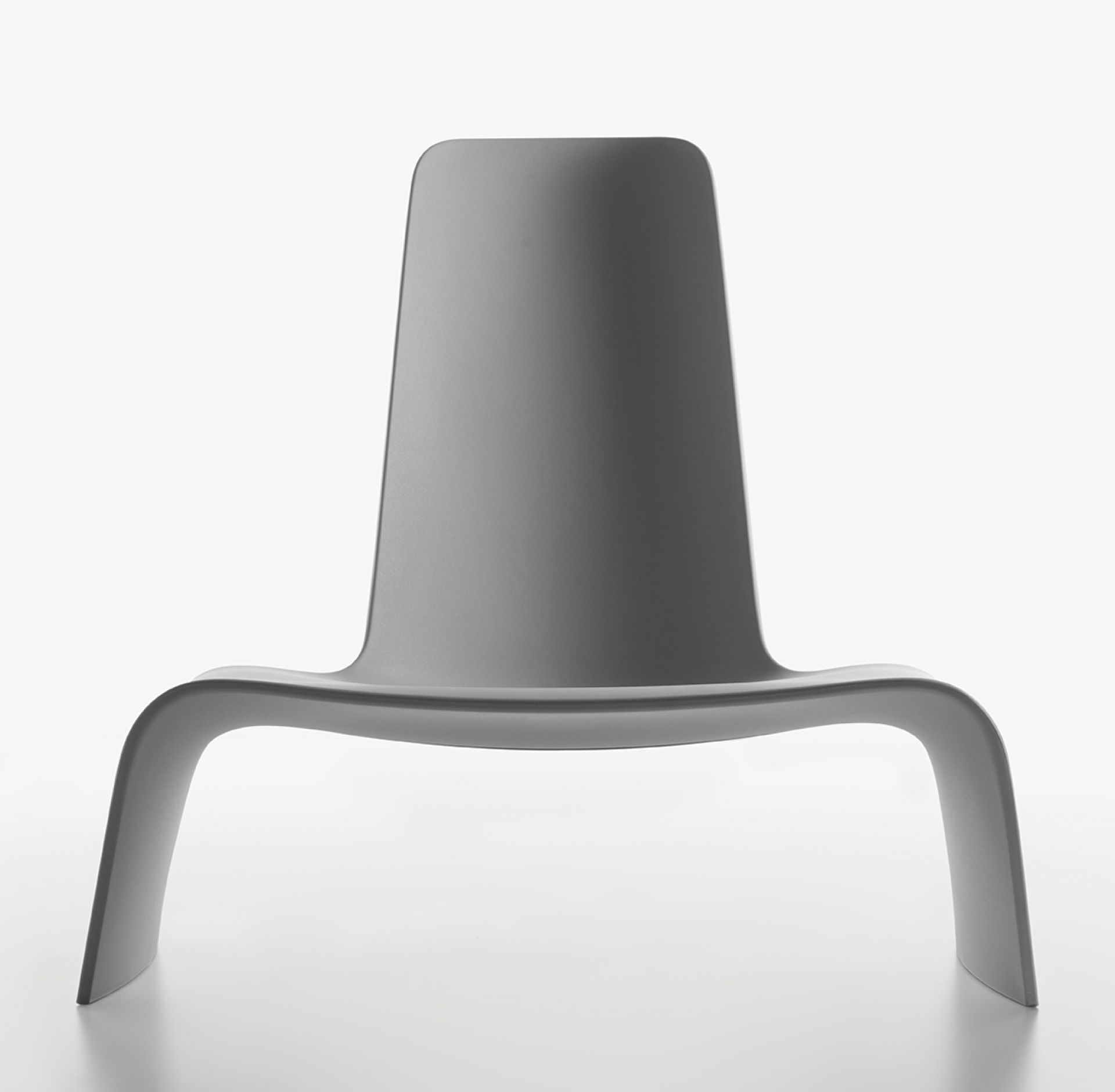 Land Lounge Chair Sessel in Signalgrau: Moderner Loungesessel mit minimalistischem Design für entspanntes Sitzen.